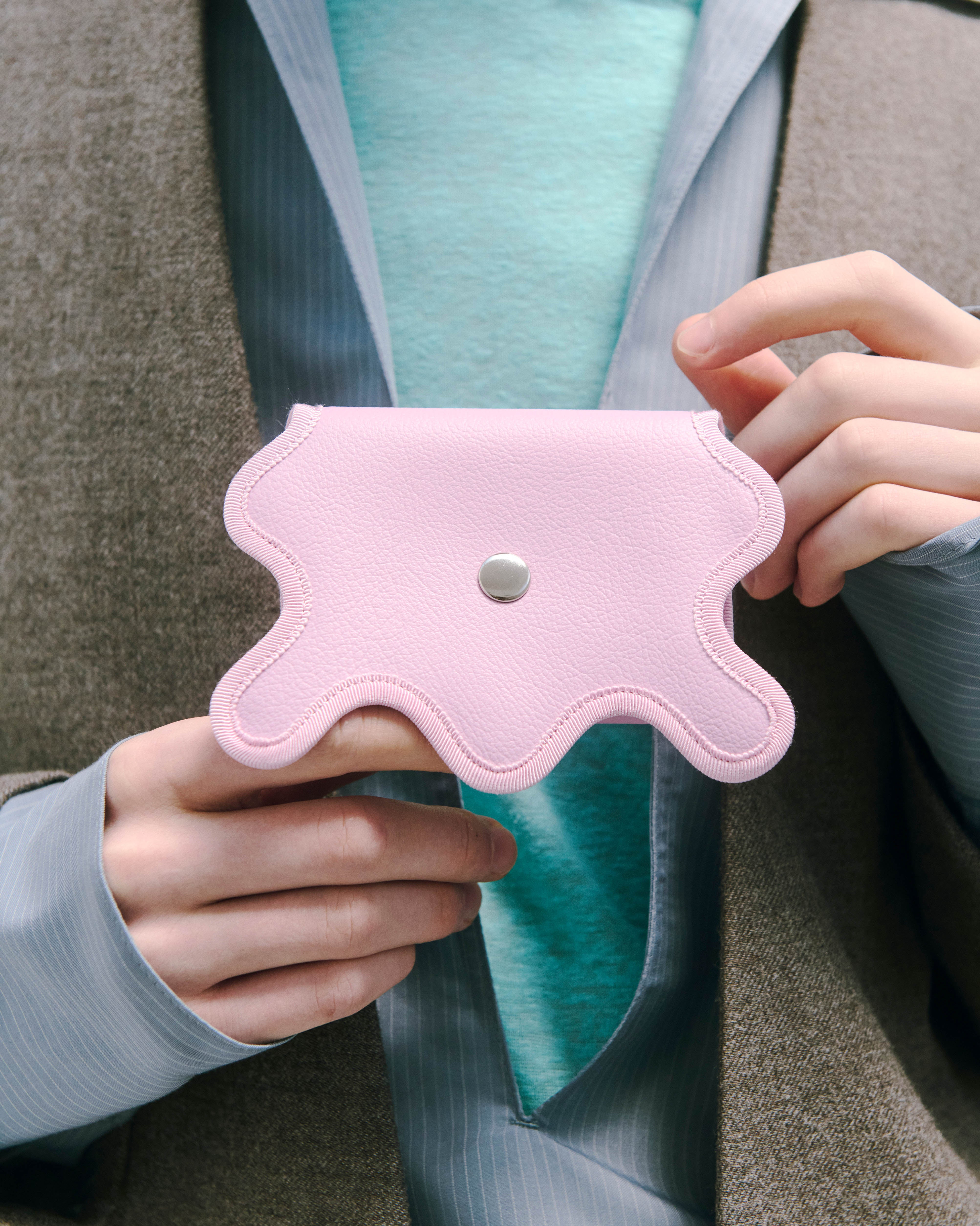 nori enomoto wave mini 定期や名刺、コインなどをすっきり収納できる多機能パスケース。日常使いに活躍し、ギフトにも最適なユニセックスデザイン。