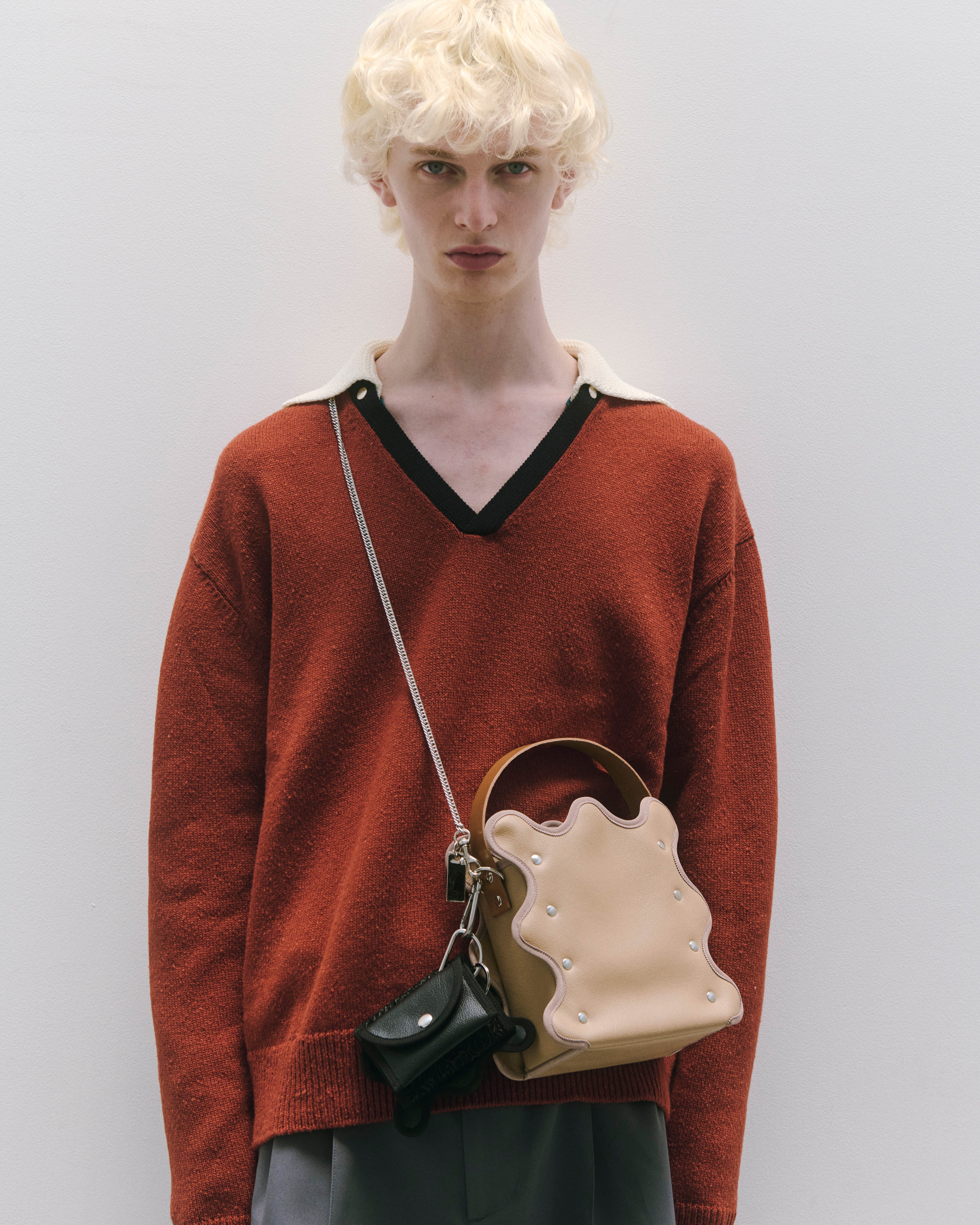 nori enomoto wave purse 2つのポケットとカラビナ付きの多機能パスケース。ギフトに最適なコンパクトなデザイン。ユニセックスでミニ財布としても活躍。