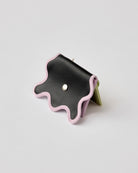 nori enomoto wave purse 2つのポケットとカラビナ付きの多機能パスケース。ギフトに最適なコンパクトなデザイン。ユニセックスでミニ財布としても活躍。