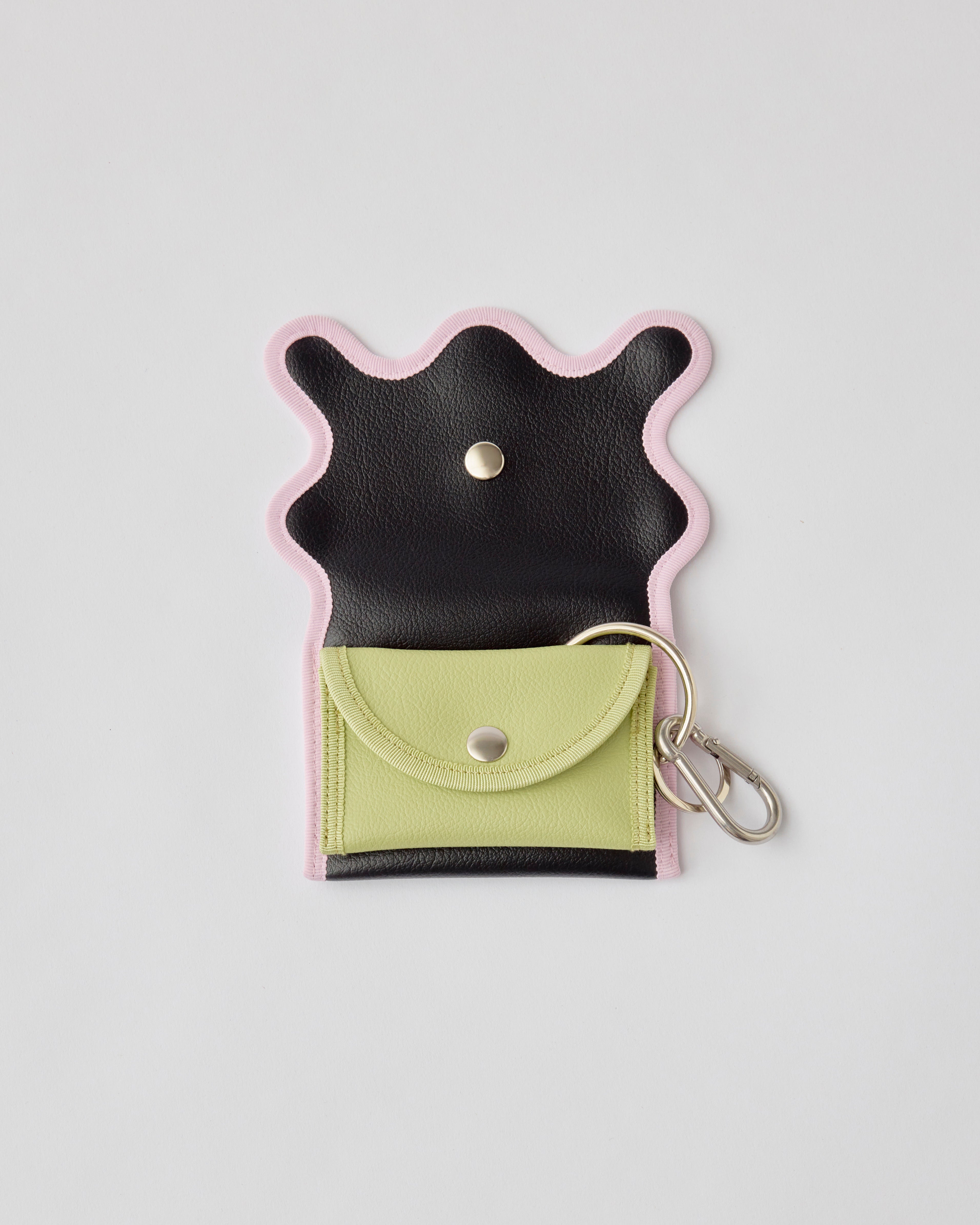 nori enomoto wave purse 2つのポケットとカラビナ付きの多機能パスケース。ギフトに最適なコンパクトなデザイン。ユニセックスでミニ財布としても活躍。