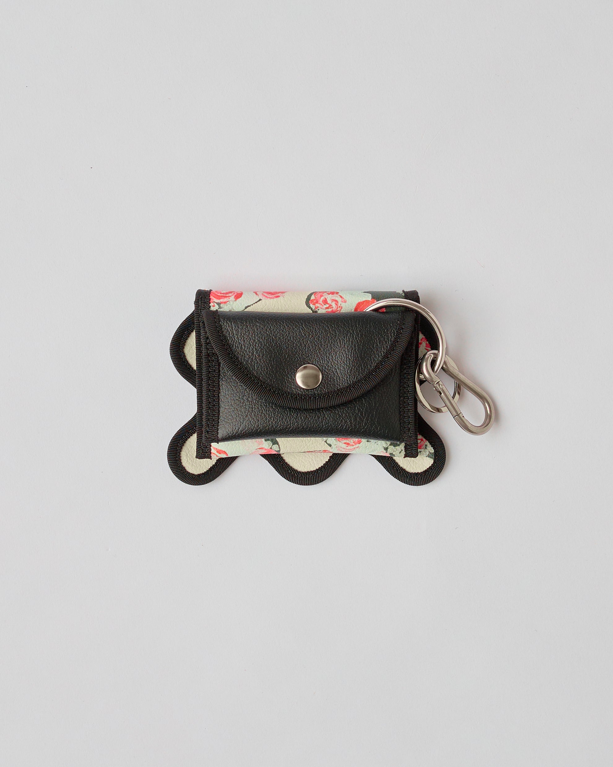 nori enomoto wave purse 2つのポケットとカラビナ付きの多機能パスケース。ギフトに最適なコンパクトなデザイン。ユニセックスでミニ財布としても活躍。