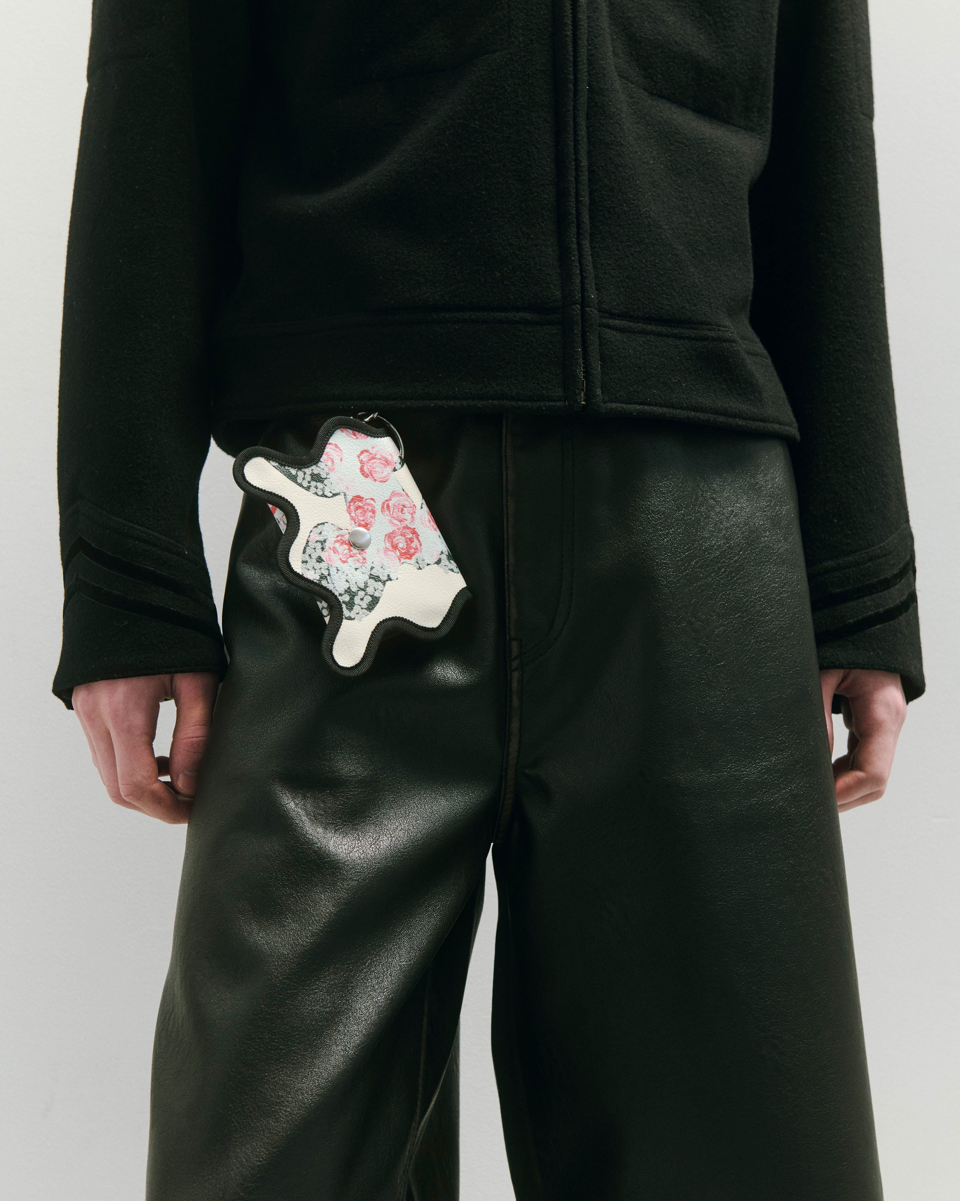 nori enomoto wave purse 2つのポケットとカラビナ付きの多機能パスケース。ギフトに最適なコンパクトなデザイン。ユニセックスでミニ財布としても活躍。