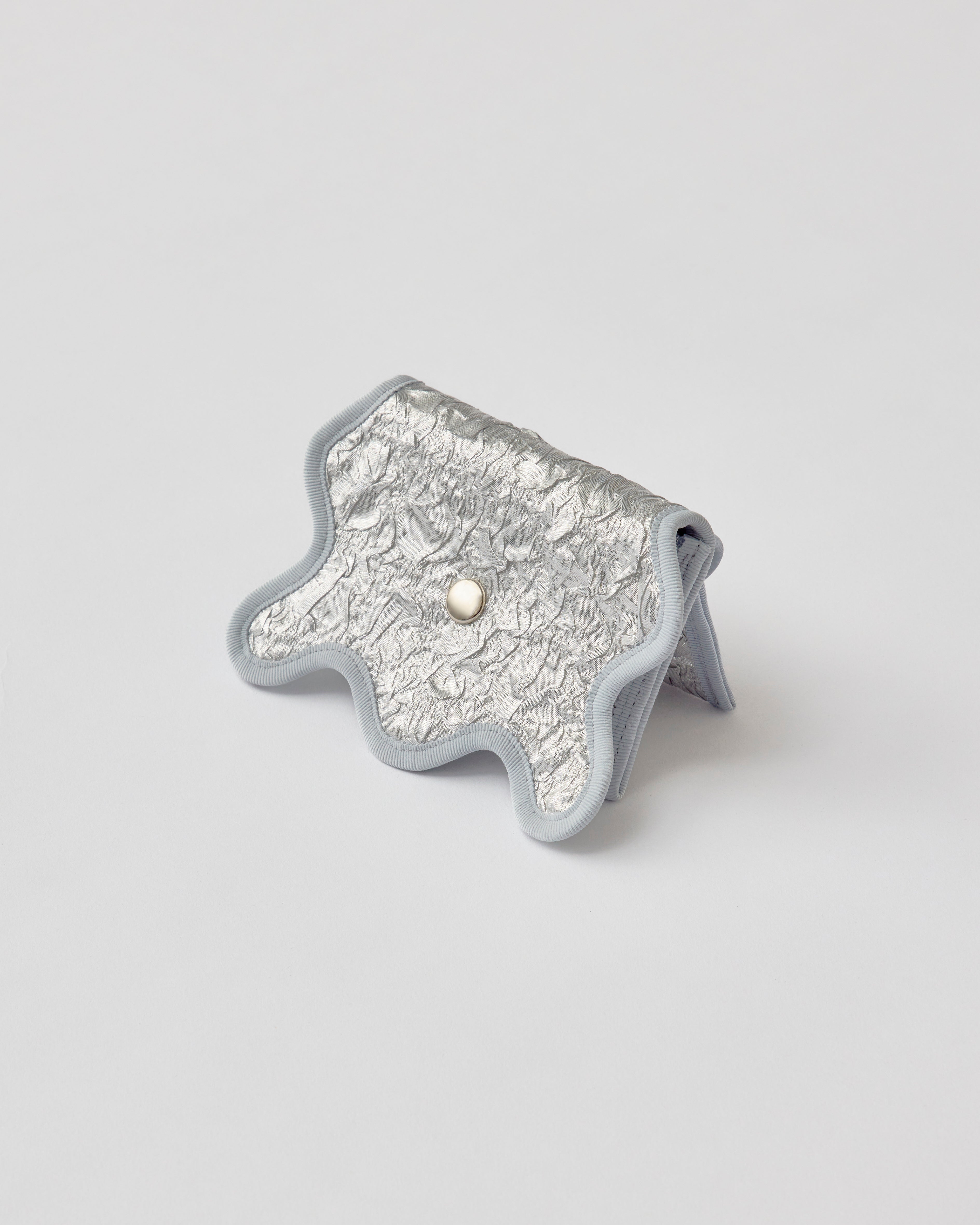 nori enomoto wave purse 2つのポケットとカラビナ付きの多機能パスケース。ギフトに最適なコンパクトなデザイン。ユニセックスでミニ財布としても活躍。