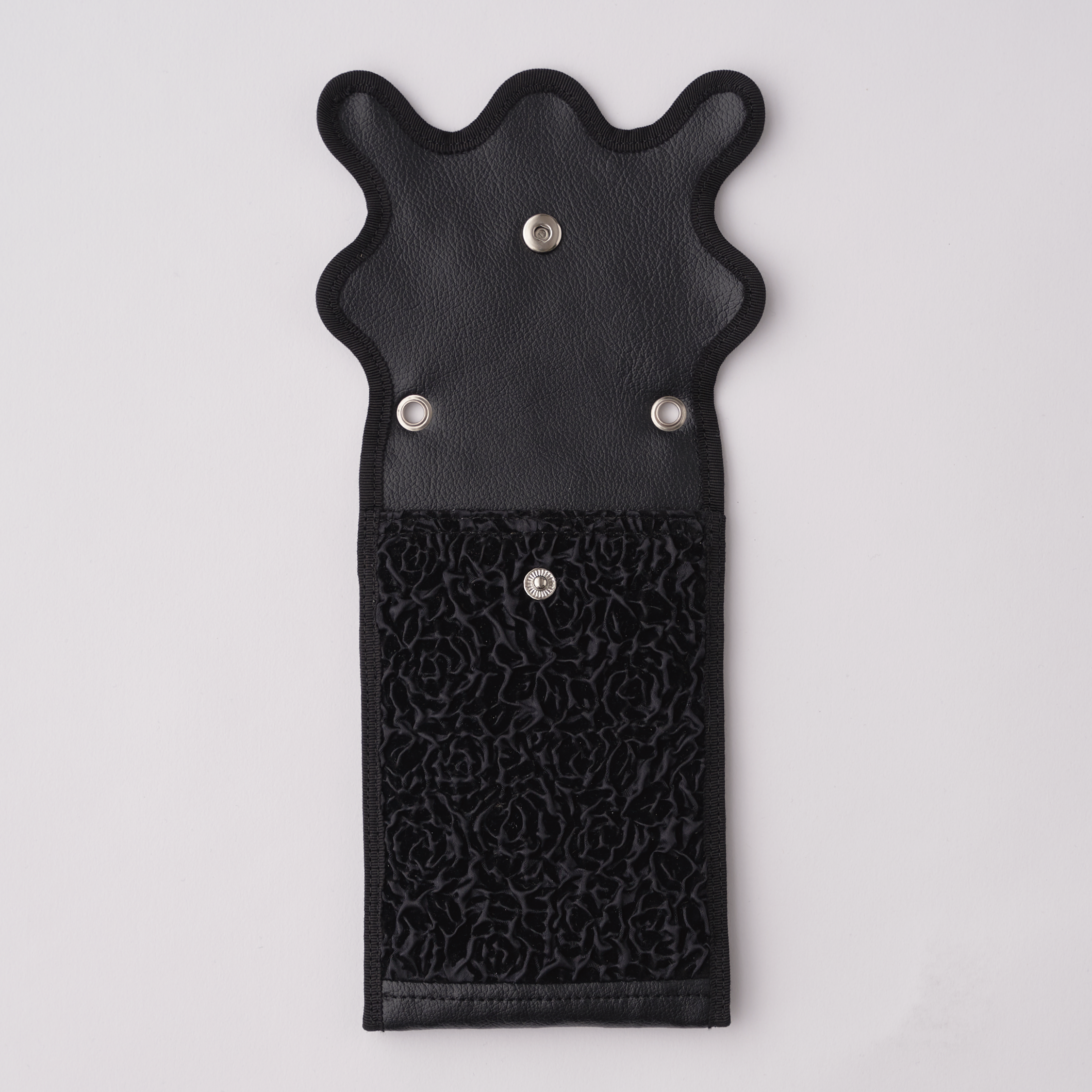 nori enomoto wave iphone folder 斜めがけできるチェーン付きスマホポーチ。2つのポケットでスマートフォンやパスポート、小物を収納。ミニバッグ代わりにも使える多機能ショルダーケース。