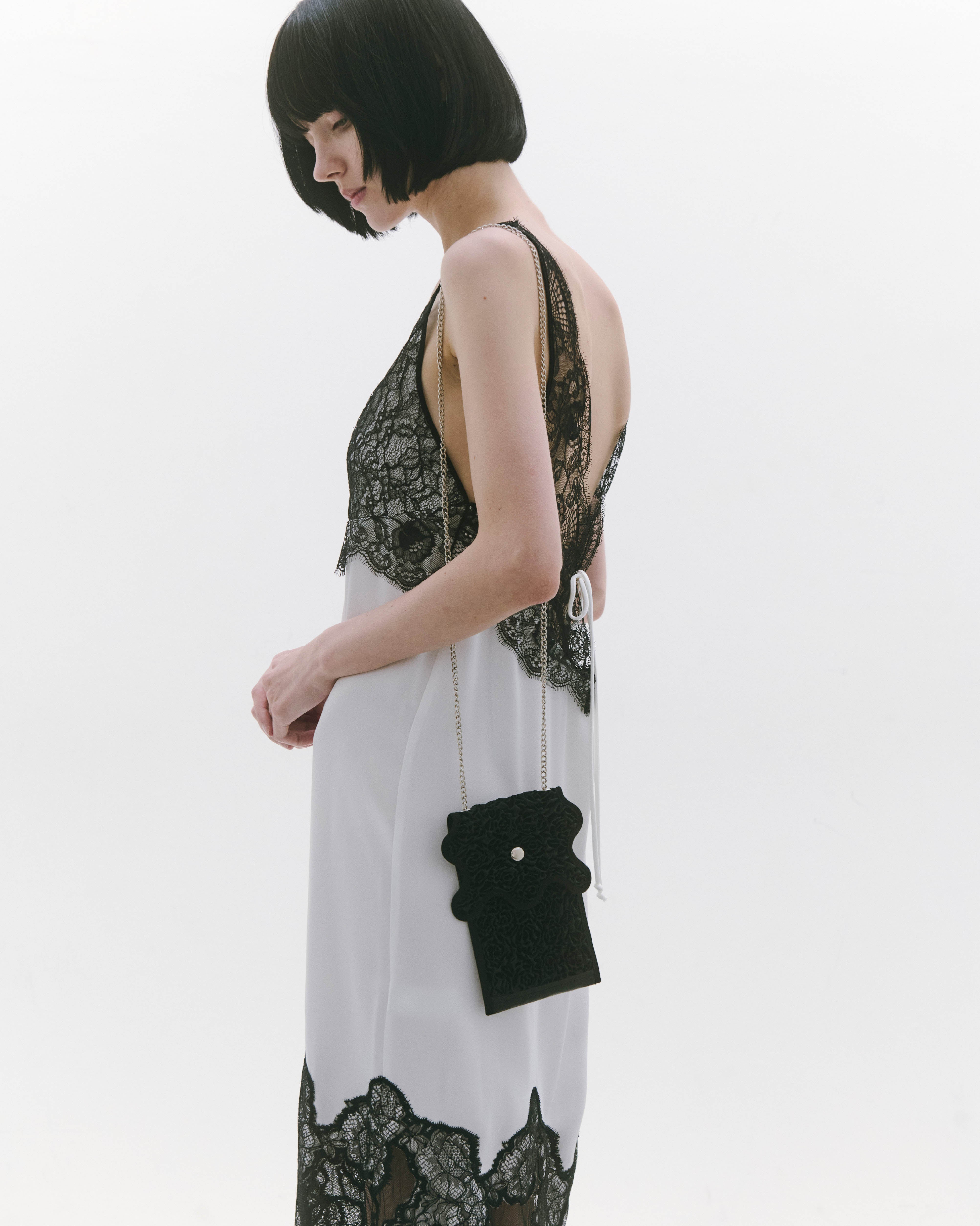 nori enomoto wave iphone folder 斜めがけできるチェーン付きスマホポーチ。2つのポケットでスマートフォンやパスポート、小物を収納。ミニバッグ代わりにも使える多機能ショルダーケース。