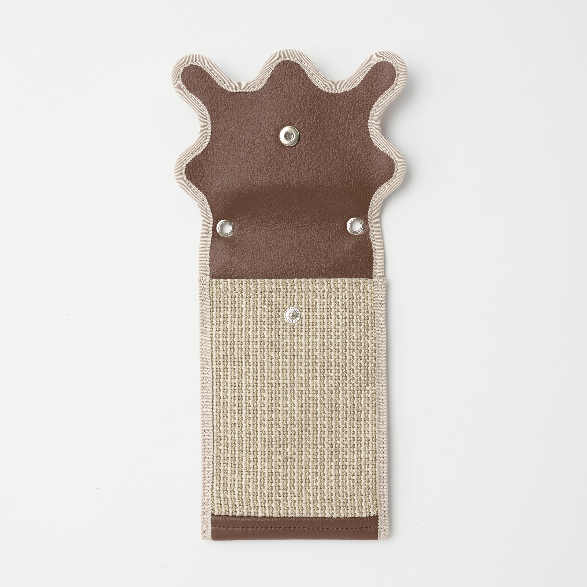 nori enomoto wave iphone folder 斜めがけできるチェーン付きスマホポーチ。2つのポケットでスマートフォンやパスポート、小物を収納。ミニバッグ代わりにも使える多機能ショルダーケース。