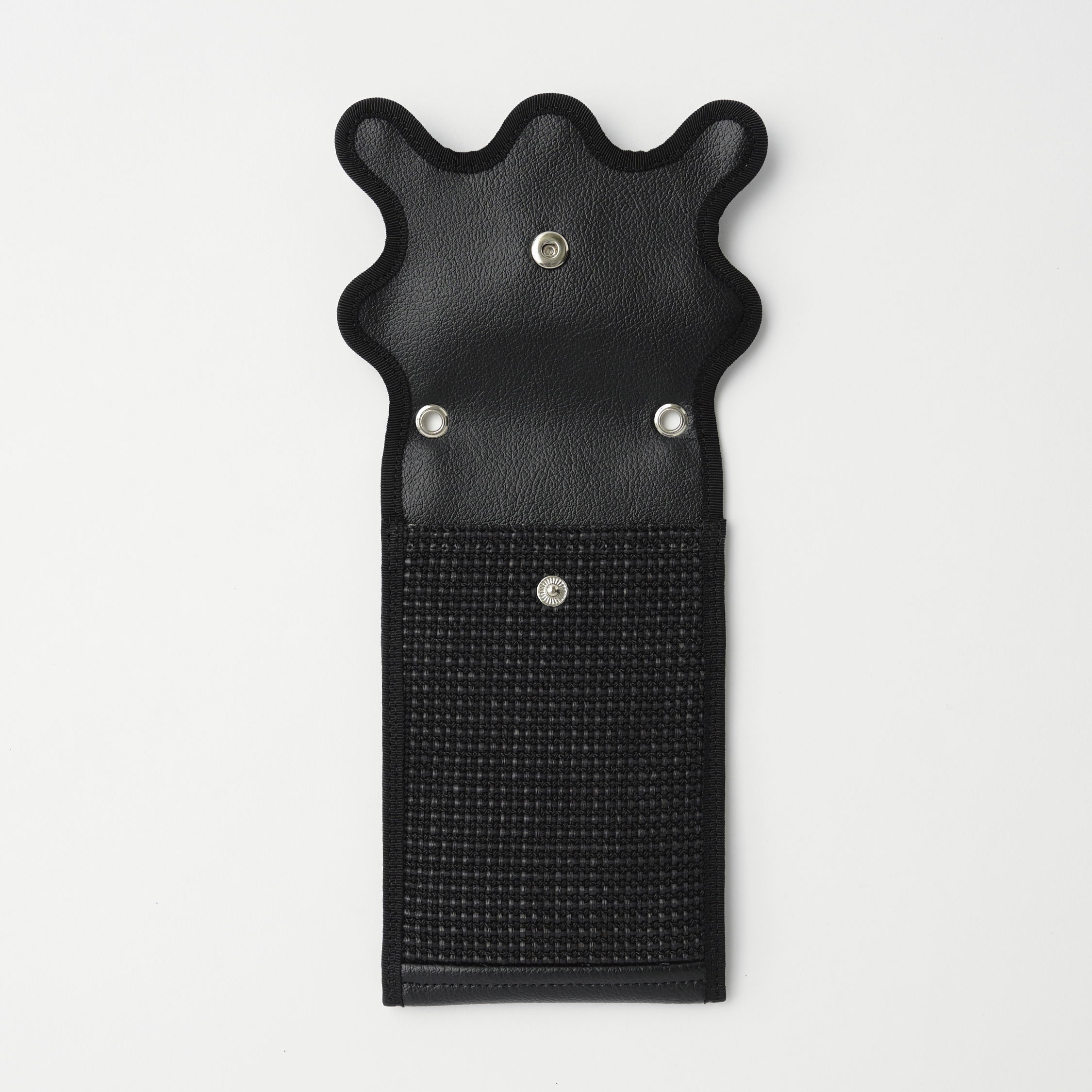 nori enomoto wave iphone folder 斜めがけできるチェーン付きスマホポーチ。2つのポケットでスマートフォンやパスポート、小物を収納。ミニバッグ代わりにも使える多機能ショルダーケース。