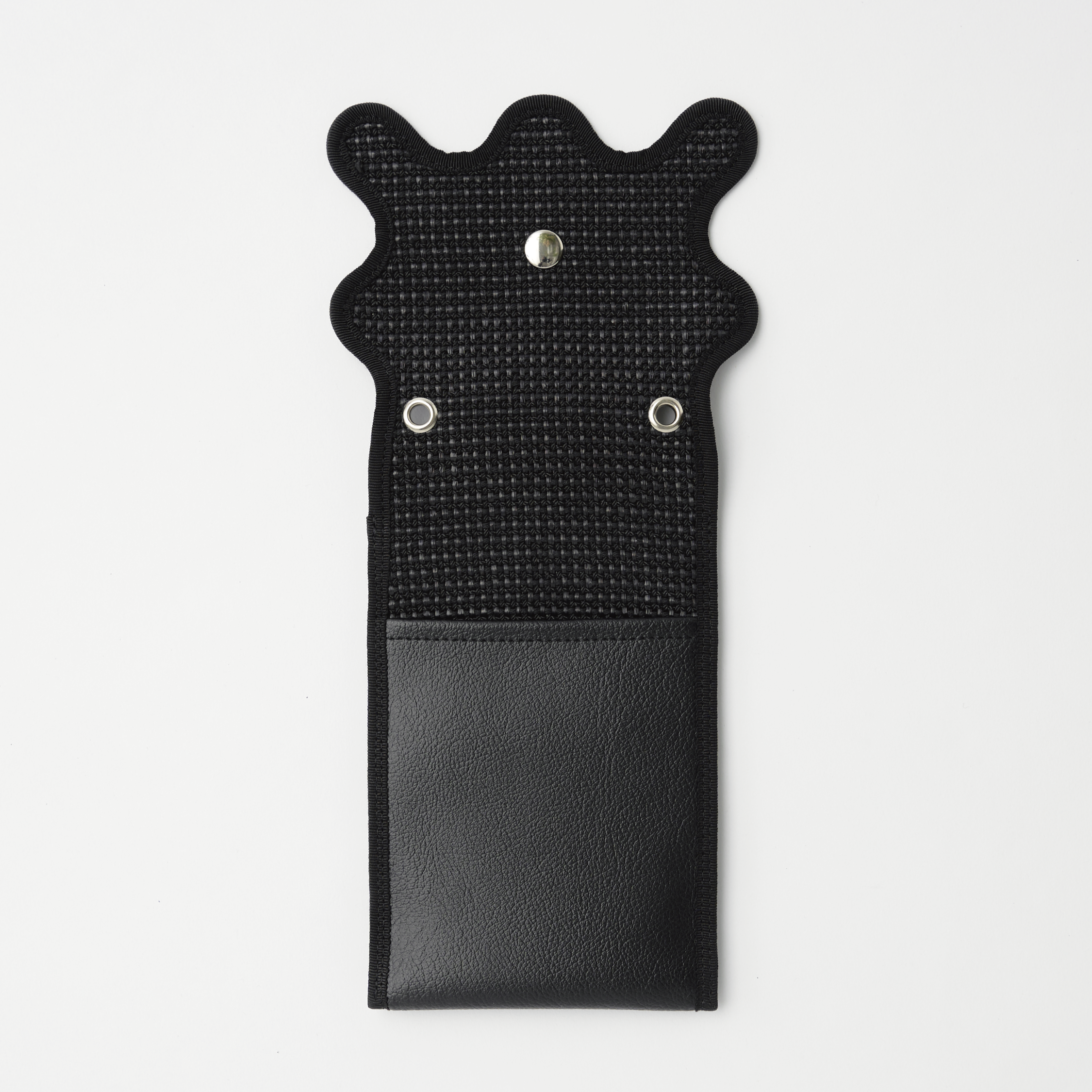 nori enomoto wave iphone folder 斜めがけできるチェーン付きスマホポーチ。2つのポケットでスマートフォンやパスポート、小物を収納。ミニバッグ代わりにも使える多機能ショルダーケース。