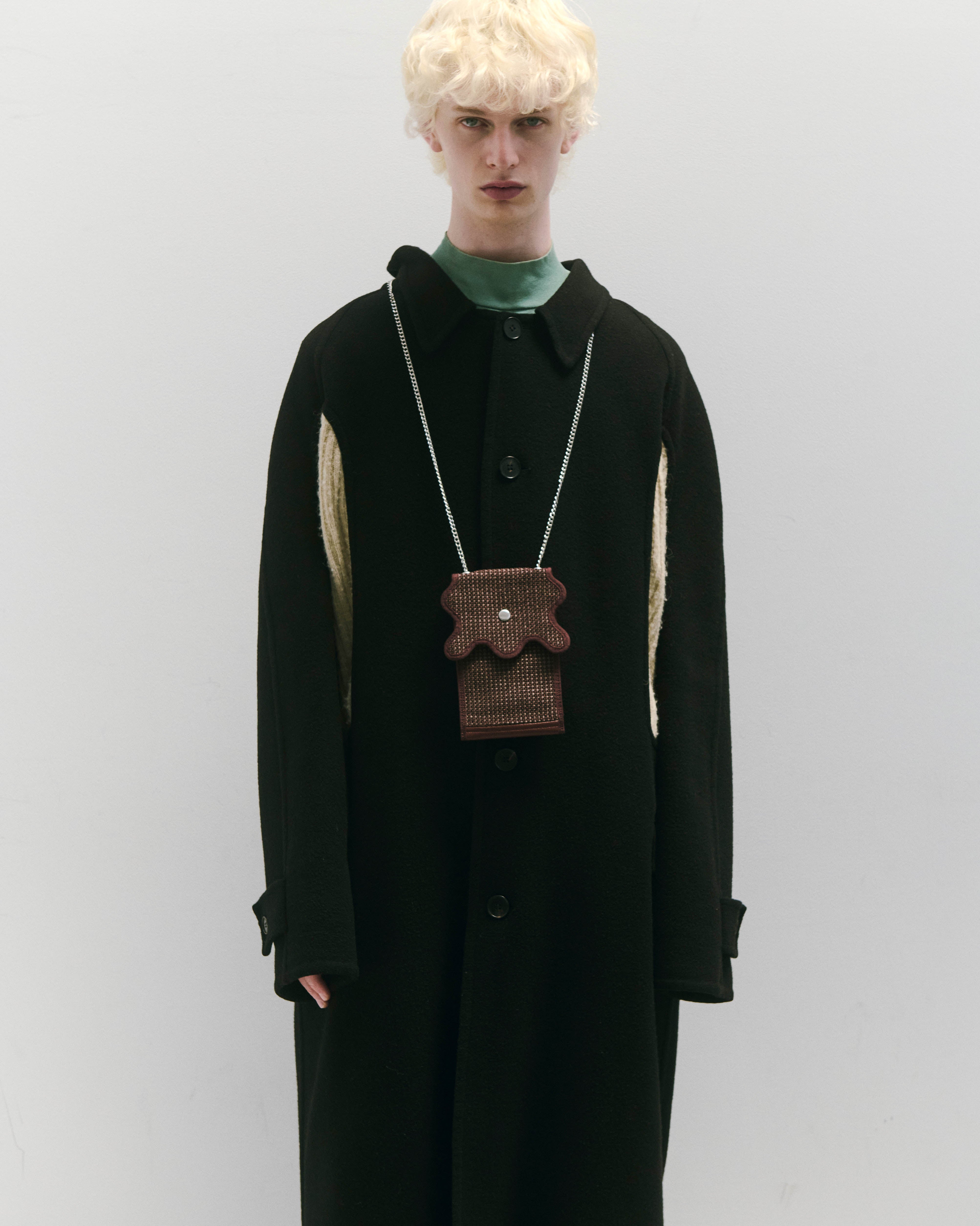 nori enomoto wave iphone folder 斜めがけできるチェーン付きスマホポーチ。2つのポケットでスマートフォンやパスポート、小物を収納。ミニバッグ代わりにも使える多機能ショルダーケース。