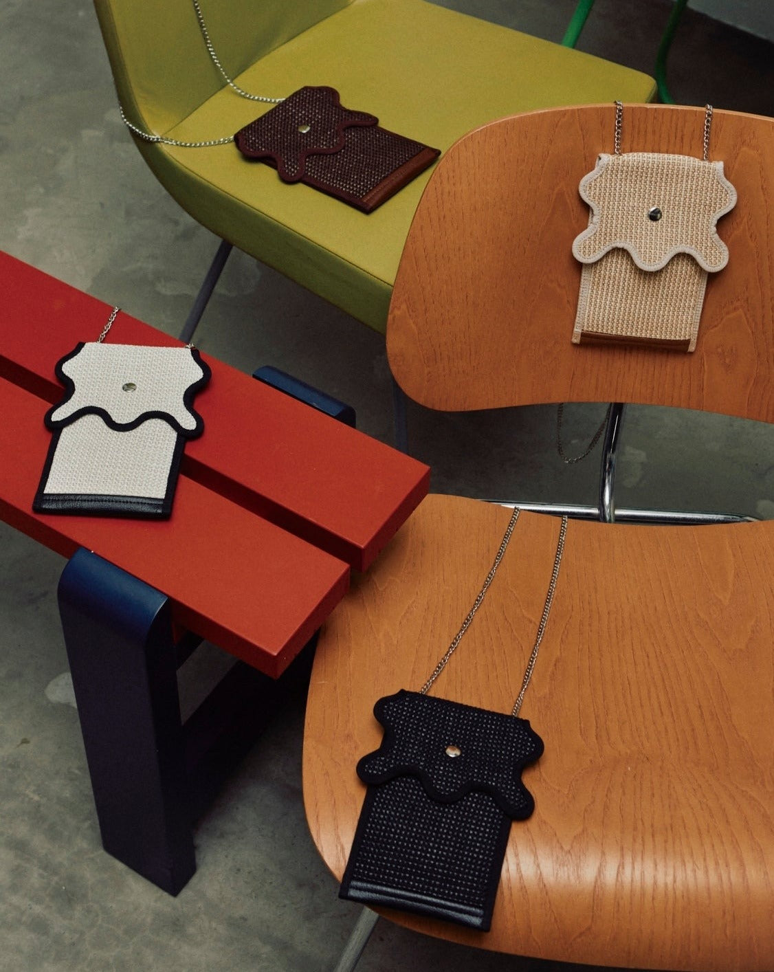 nori enomoto wave iphone folder 斜めがけできるチェーン付きスマホポーチ。2つのポケットでスマートフォンやパスポート、小物を収納。ミニバッグ代わりにも使える多機能ショルダーケース。