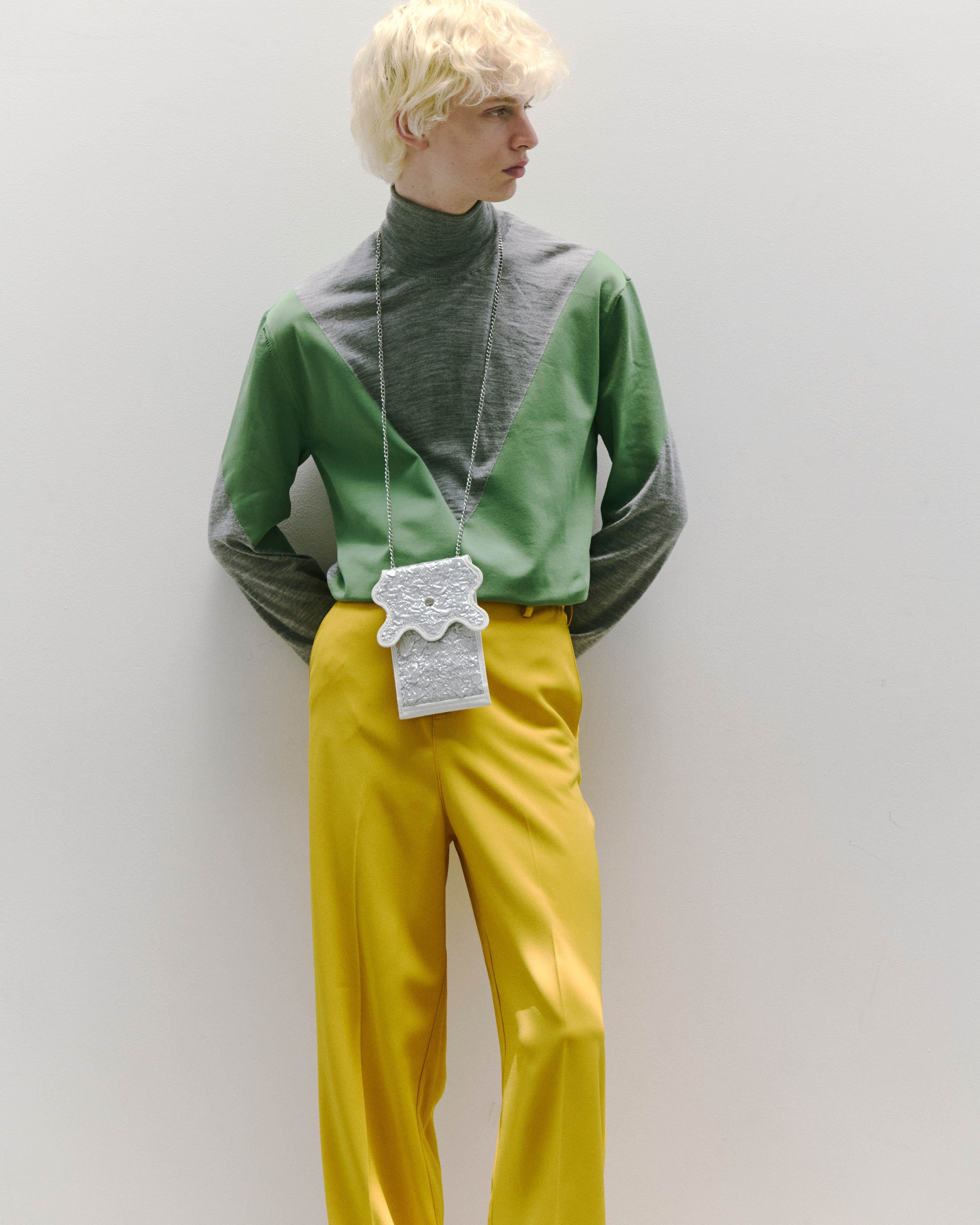 nori enomoto wave iphone folder 斜めがけできるチェーン付きスマホポーチ。2つのポケットでスマートフォンやパスポート、小物を収納。ミニバッグ代わりにも使える多機能ショルダーケース。