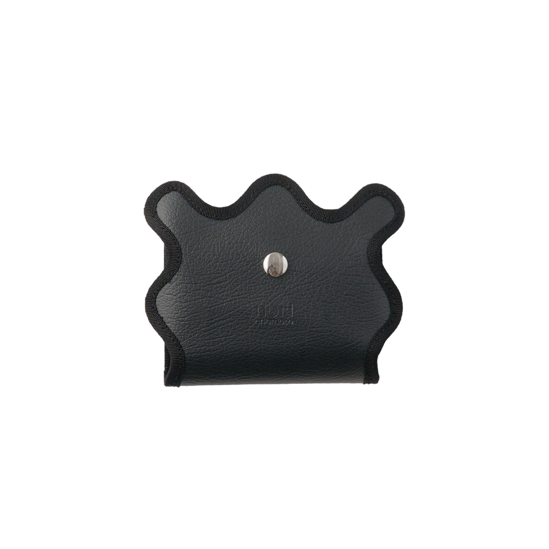 nori enomoto wave mini wallet 表面にエンボスロゴを施した三つ折り仕様のウォレット。小銭入れ、紙幣ポケット、カードスリットを備えた多機能コンパクト財布。