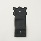 nori enomoto wave mini wallet 表面にエンボスロゴを施した三つ折り仕様のウォレット。小銭入れ、紙幣ポケット、カードスリットを備えた多機能コンパクト財布。