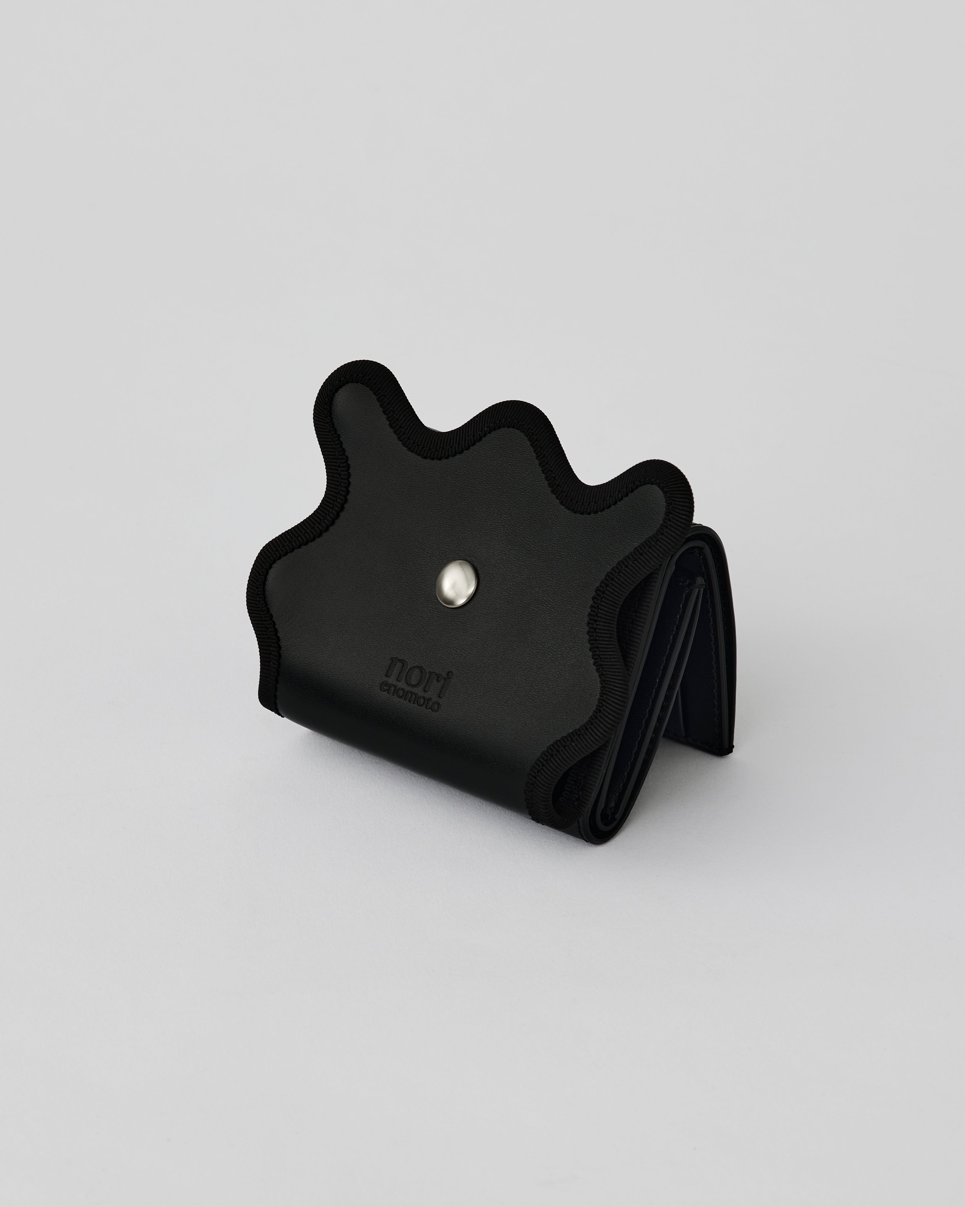 nori enomoto wave trifold wallet 表面にエンボスロゴを施した本革製の三つ折り財布。小銭入れ、紙幣ポケット、カードスリットを備えた実用的なレザーウォレット。