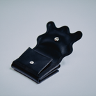 nori enomoto wave trifold wallet 表面にエンボスロゴを施した本革製の三つ折り財布。小銭入れ、紙幣ポケット、カードスリットを備えた実用的なレザーウォレット。