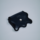 nori enomoto wave trifold wallet 表面にエンボスロゴを施した本革製の三つ折り財布。小銭入れ、紙幣ポケット、カードスリットを備えた実用的なレザーウォレット。