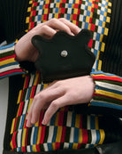 nori enomoto wave trifold wallet 表面にエンボスロゴを施した本革製の三つ折り財布。小銭入れ、紙幣ポケット、カードスリットを備えた実用的なレザーウォレット。