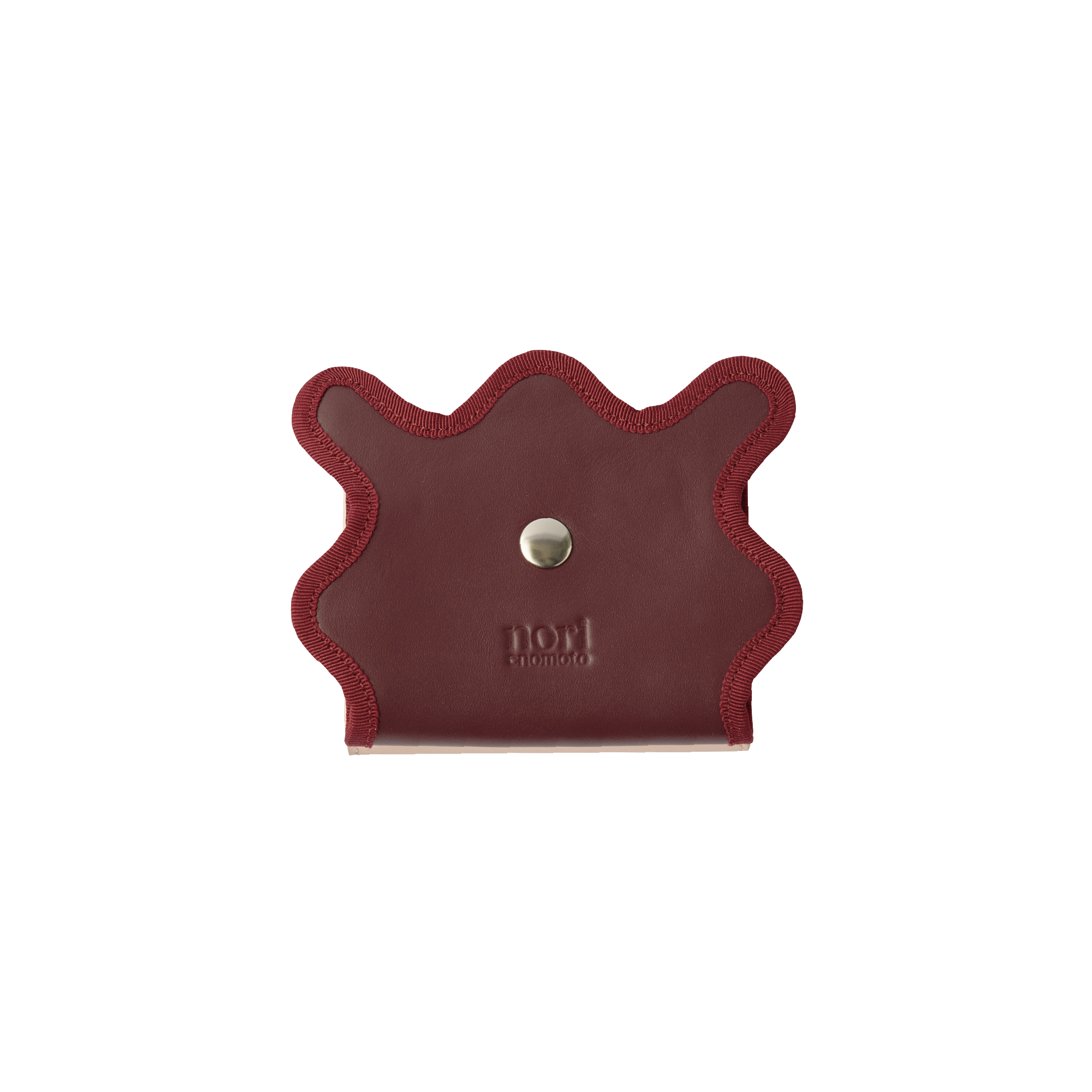 nori enomoto wave trifold wallet 表面にエンボスロゴを施した本革製の三つ折り財布。小銭入れ、紙幣ポケット、カードスリットを備えた実用的なレザーウォレット。