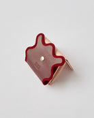 nori enomoto wave trifold wallet 表面にエンボスロゴを施した本革製の三つ折り財布。小銭入れ、紙幣ポケット、カードスリットを備えた実用的なレザーウォレット。