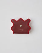 nori enomoto wave trifold wallet 表面にエンボスロゴを施した本革製の三つ折り財布。小銭入れ、紙幣ポケット、カードスリットを備えた実用的なレザーウォレット。