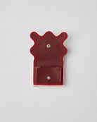 nori enomoto wave trifold wallet 表面にエンボスロゴを施した本革製の三つ折り財布。小銭入れ、紙幣ポケット、カードスリットを備えた実用的なレザーウォレット。