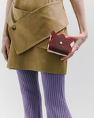 nori enomoto wave trifold wallet 表面にエンボスロゴを施した本革製の三つ折り財布。小銭入れ、紙幣ポケット、カードスリットを備えた実用的なレザーウォレット。