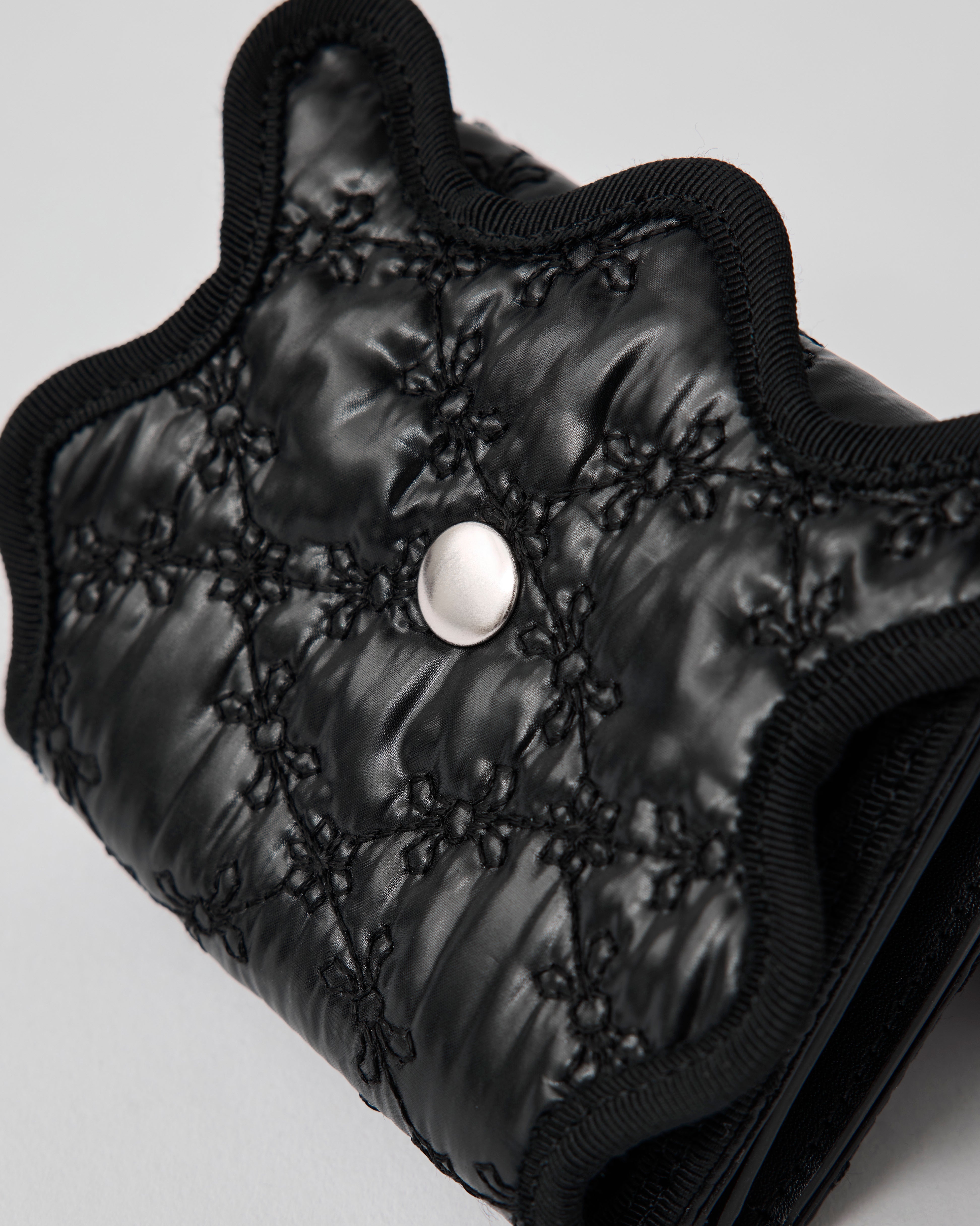 nori enomoto wave trifold wallet 表面にエンボスロゴを施した本革製の三つ折り財布。小銭入れ、紙幣ポケット、カードスリットを備えた実用的なレザーウォレット。