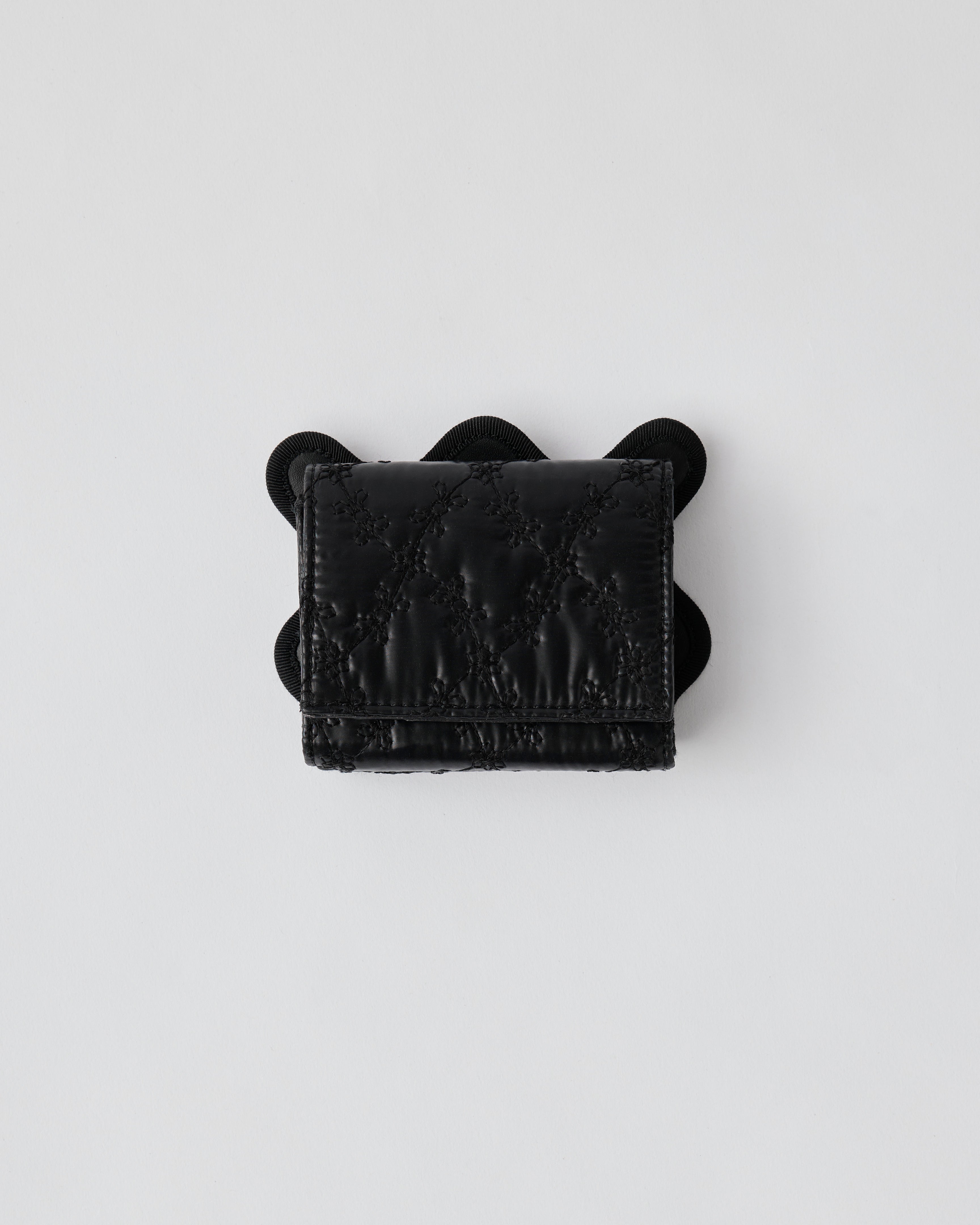 nori enomoto wave trifold wallet 表面にエンボスロゴを施した本革製の三つ折り財布。小銭入れ、紙幣ポケット、カードスリットを備えた実用的なレザーウォレット。