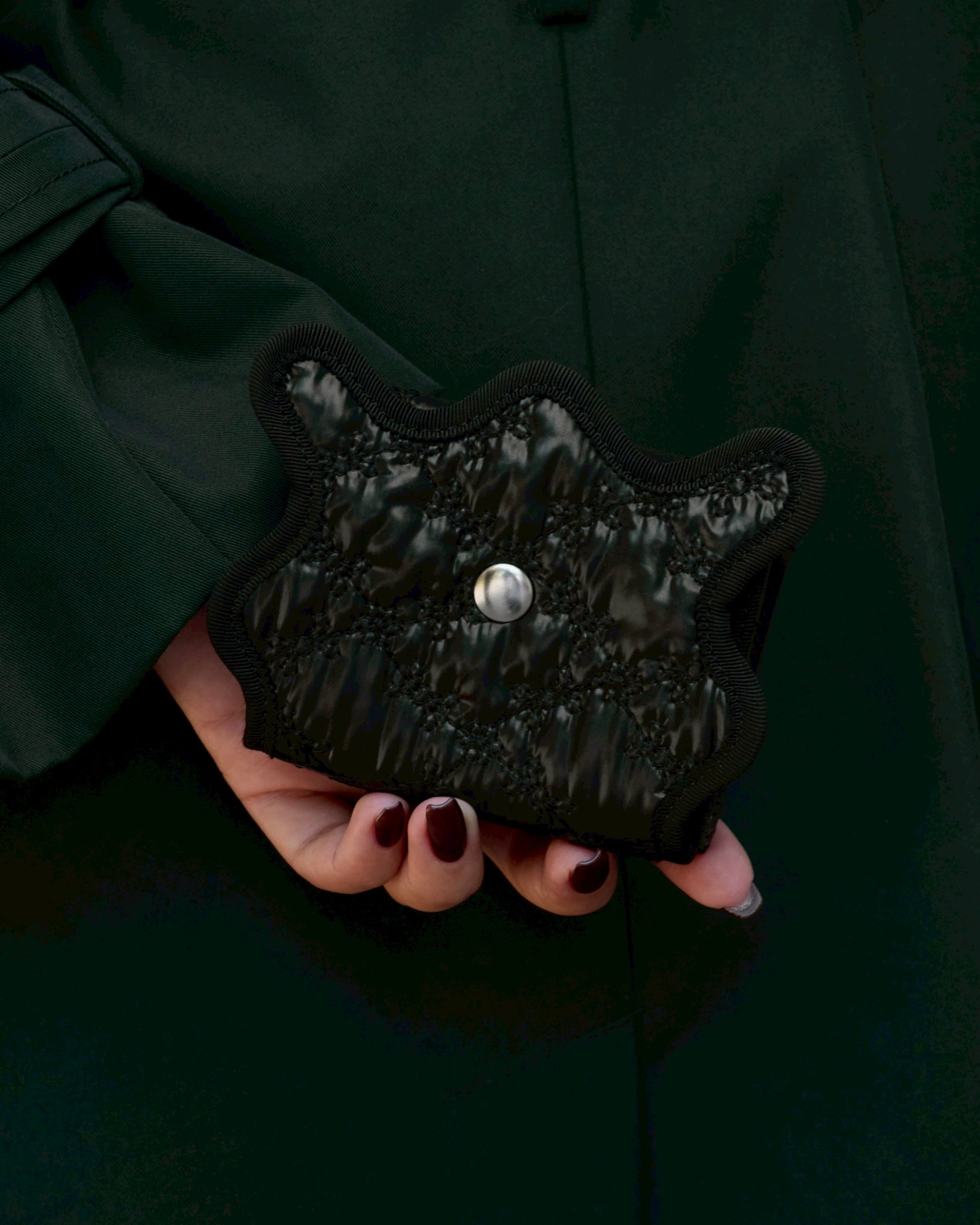 nori enomoto wave trifold wallet 表面にエンボスロゴを施した本革製の三つ折り財布。小銭入れ、紙幣ポケット、カードスリットを備えた実用的なレザーウォレット。