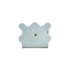 nori enomoto wave trifold wallet 表面にエンボスロゴを施した本革製の三つ折り財布。小銭入れ、紙幣ポケット、カードスリットを備えた実用的なレザーウォレット。