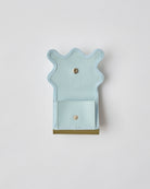 nori enomoto wave trifold wallet 表面にエンボスロゴを施した本革製の三つ折り財布。小銭入れ、紙幣ポケット、カードスリットを備えた実用的なレザーウォレット。