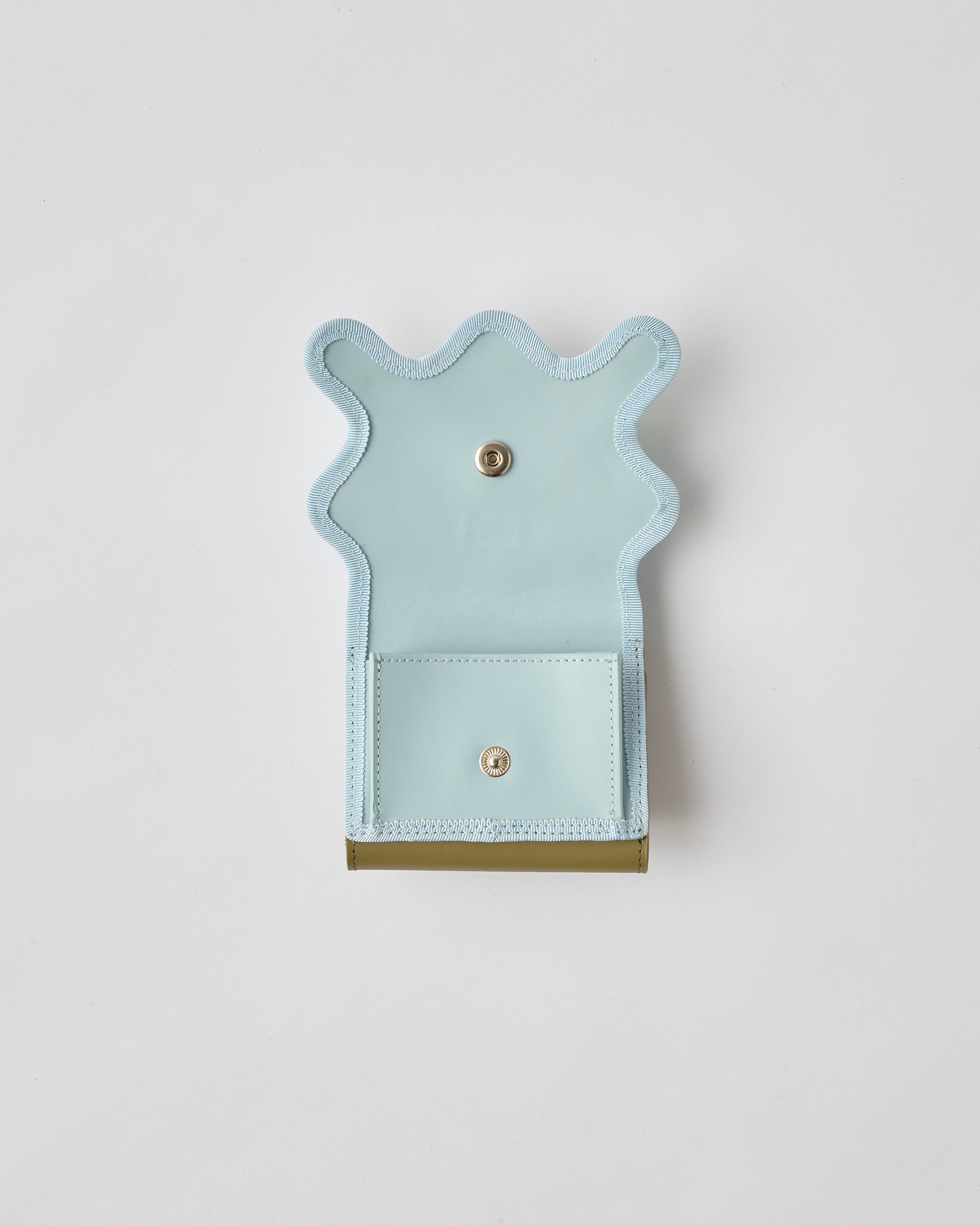 nori enomoto wave trifold wallet 表面にエンボスロゴを施した本革製の三つ折り財布。小銭入れ、紙幣ポケット、カードスリットを備えた実用的なレザーウォレット。