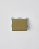 nori enomoto wave trifold wallet 表面にエンボスロゴを施した本革製の三つ折り財布。小銭入れ、紙幣ポケット、カードスリットを備えた実用的なレザーウォレット。