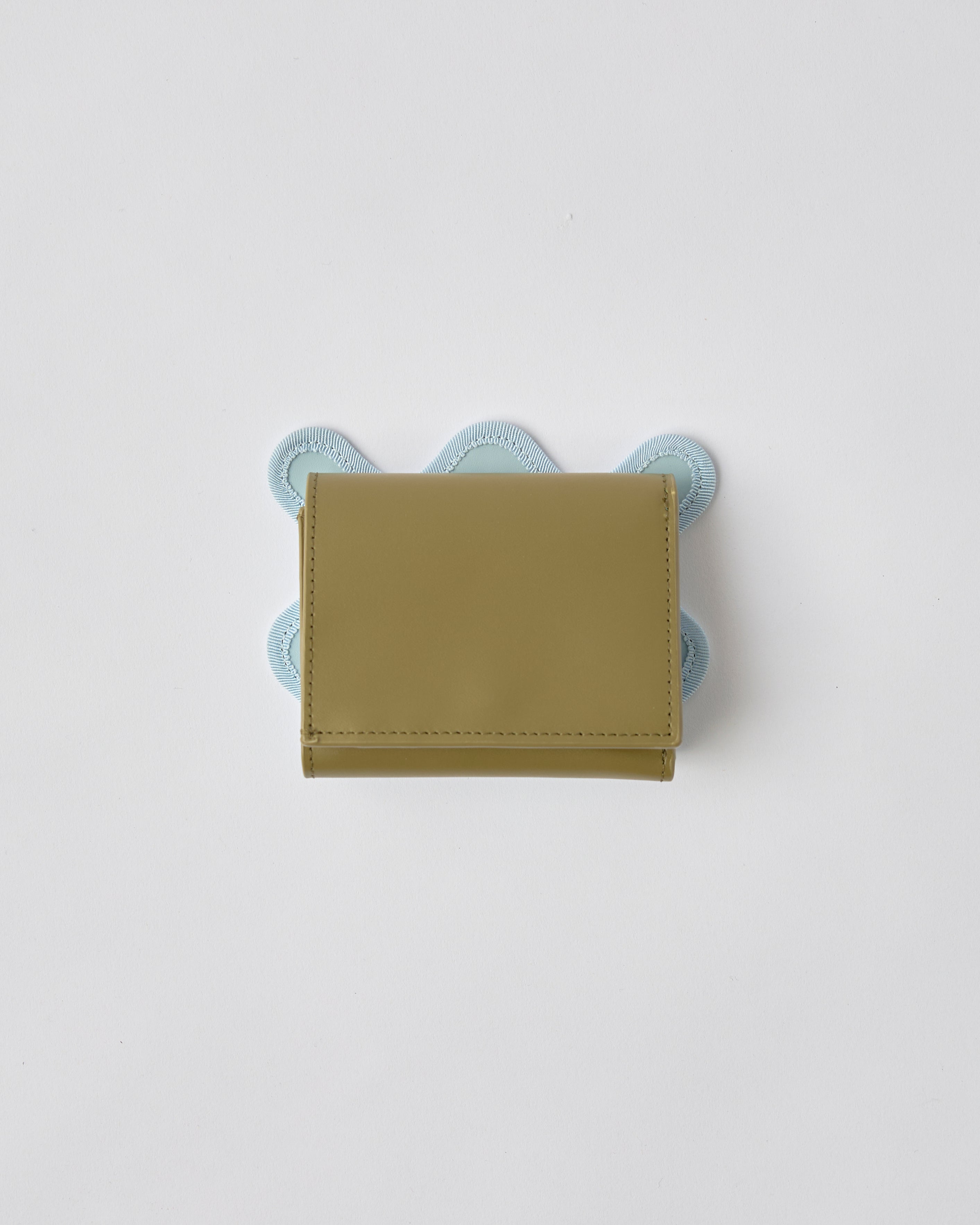 nori enomoto wave trifold wallet 表面にエンボスロゴを施した本革製の三つ折り財布。小銭入れ、紙幣ポケット、カードスリットを備えた実用的なレザーウォレット。