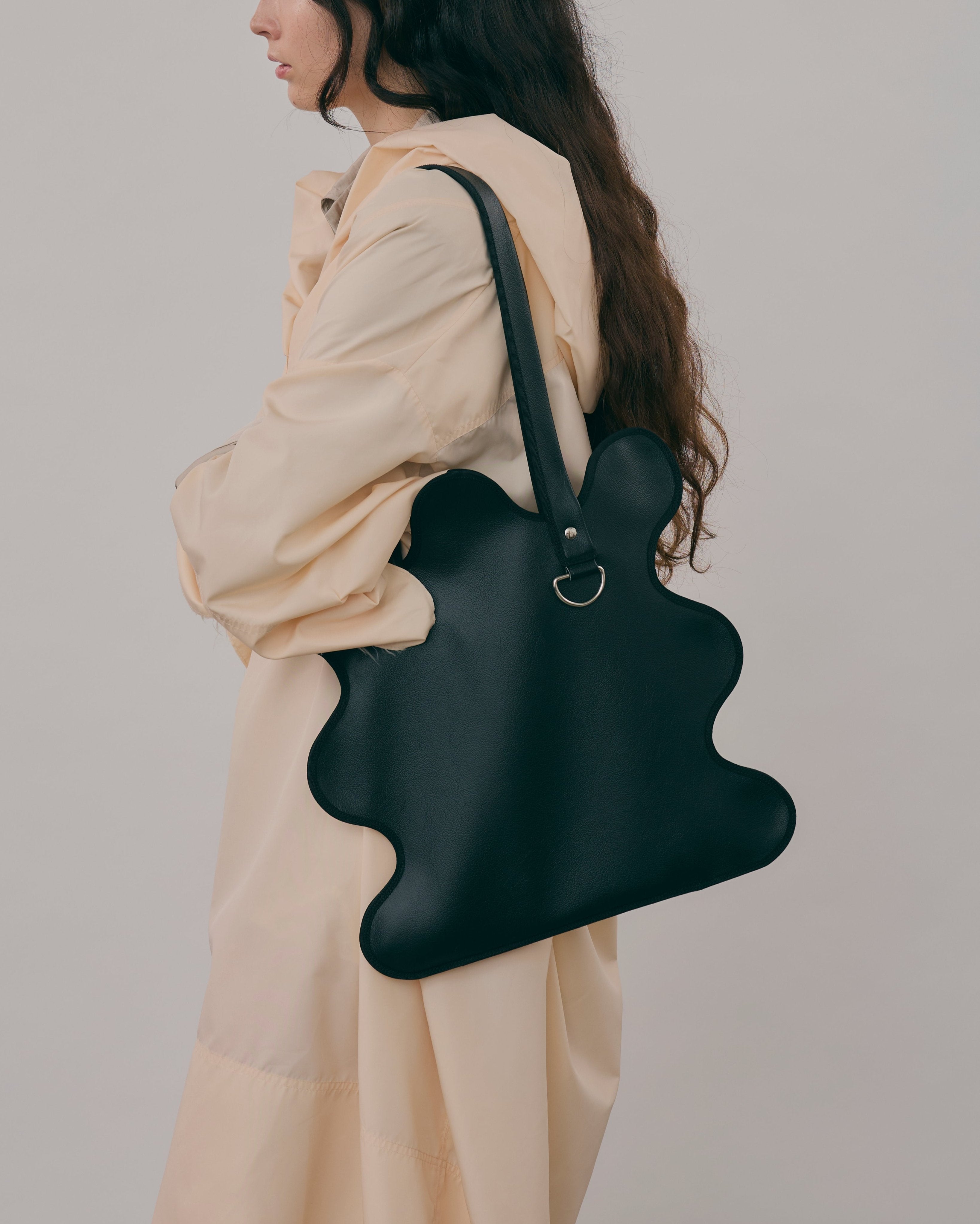 wave tote bag / black leather (silver charm) – nori enomoto