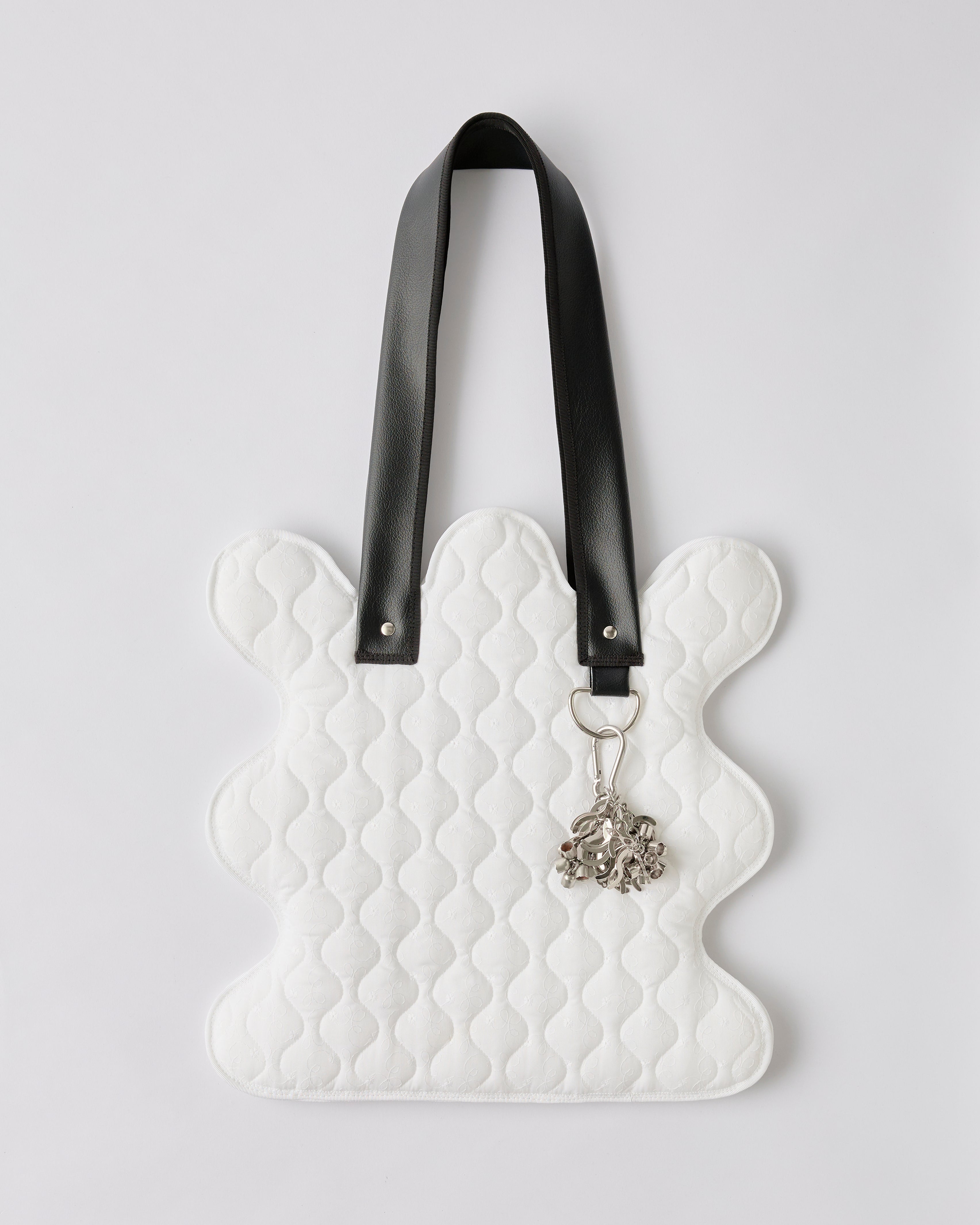 wave tote bag / white quilting (silver charm) – nori enomoto