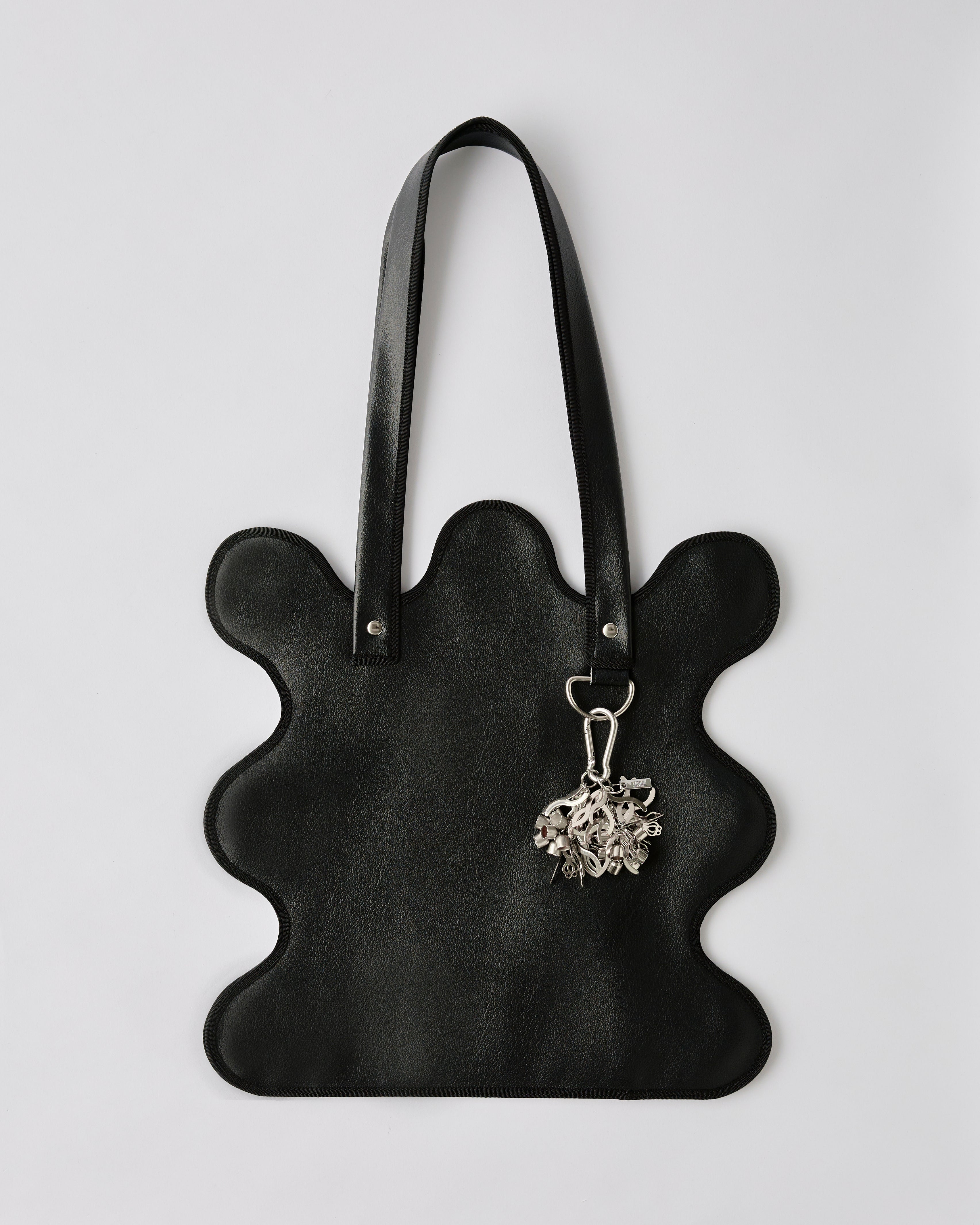 wave tote bag / black leather (silver charm)