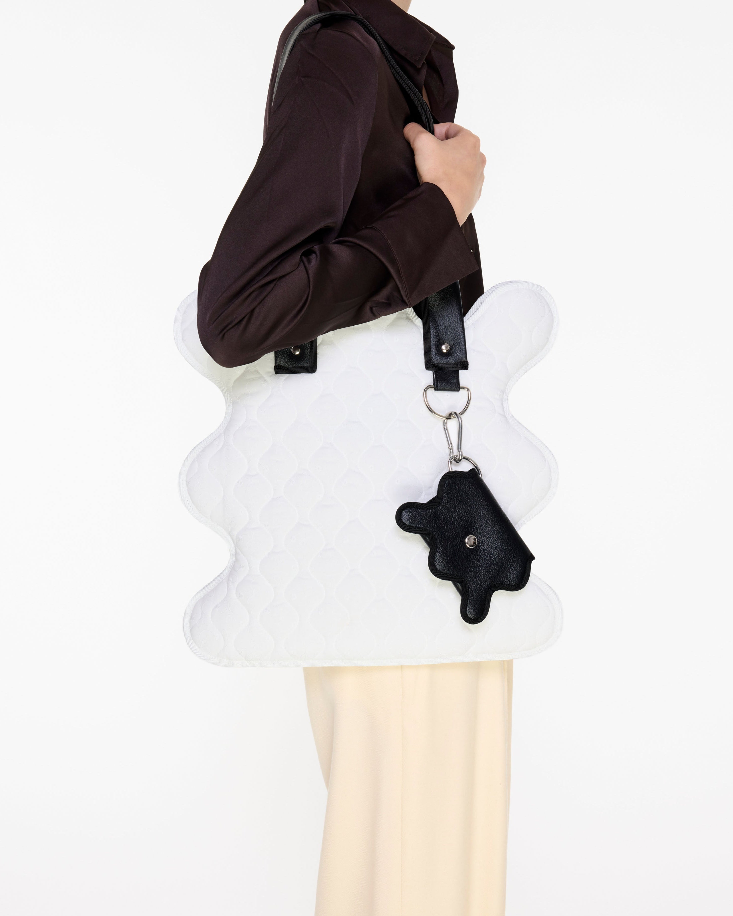 nori enomoto　wave purse　2つのポケットとカラビナ付きの多機能パスケース。ギフトに最適なコンパクトなデザイン。ユニセックスでミニ財布としても活躍。