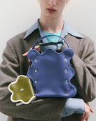 nori enomoto　wave purse　2つのポケットとカラビナ付きの多機能パスケース。ギフトに最適なコンパクトなデザイン。ユニセックスでミニ財布としても活躍。