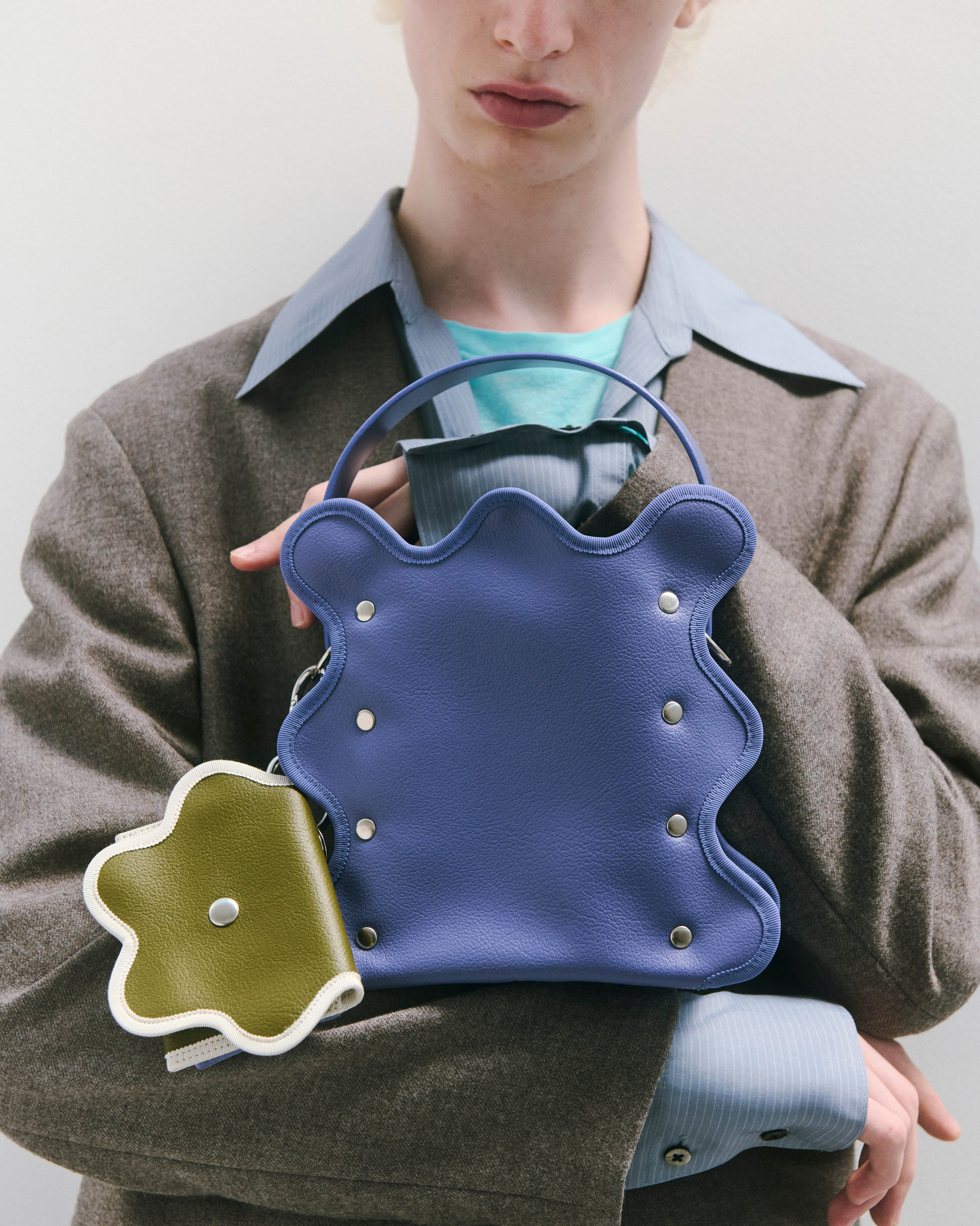 nori enomoto　wave purse　2つのポケットとカラビナ付きの多機能パスケース。ギフトに最適なコンパクトなデザイン。ユニセックスでミニ財布としても活躍。