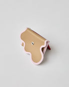 nori enomoto　wave purse　2つのポケットとカラビナ付きの多機能パスケース。ギフトに最適なコンパクトなデザイン。ユニセックスでミニ財布としても活躍。