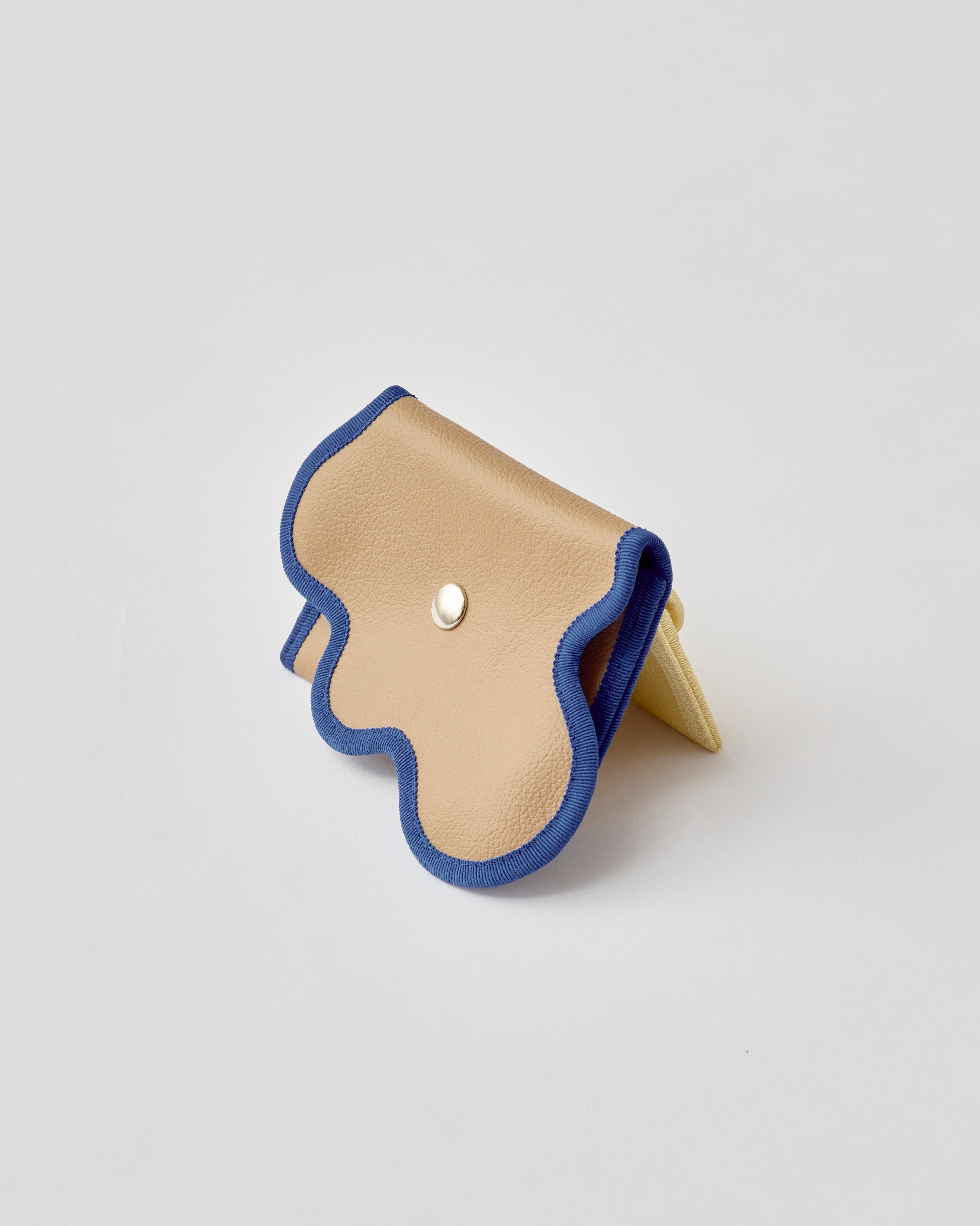 nori enomoto　wave purse　2つのポケットとカラビナ付きの多機能パスケース。ギフトに最適なコンパクトなデザイン。ユニセックスでミニ財布としても活躍。