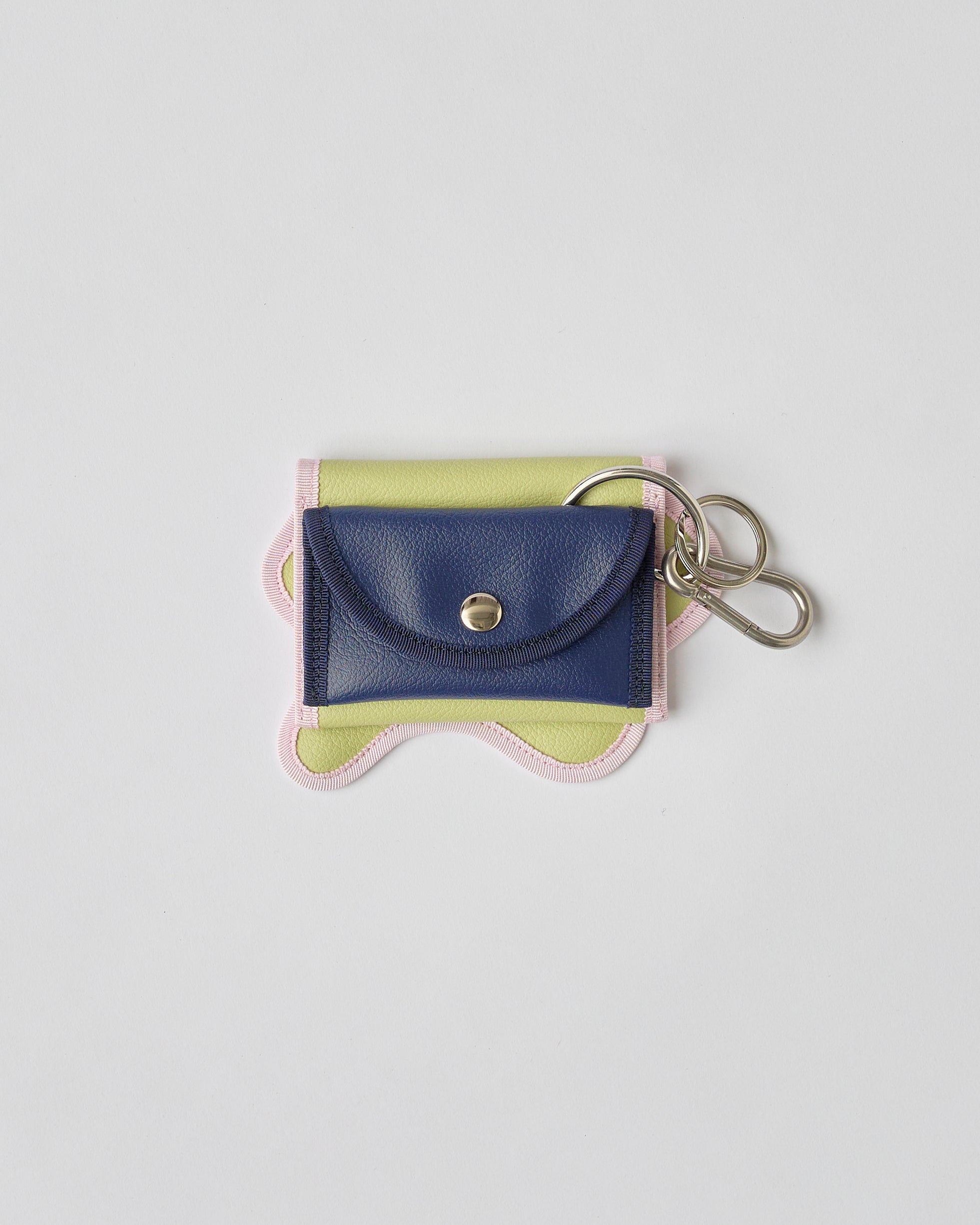 nori enomoto　wave purse　2つのポケットとカラビナ付きの多機能パスケース。ギフトに最適なコンパクトなデザイン。ユニセックスでミニ財布としても活躍。