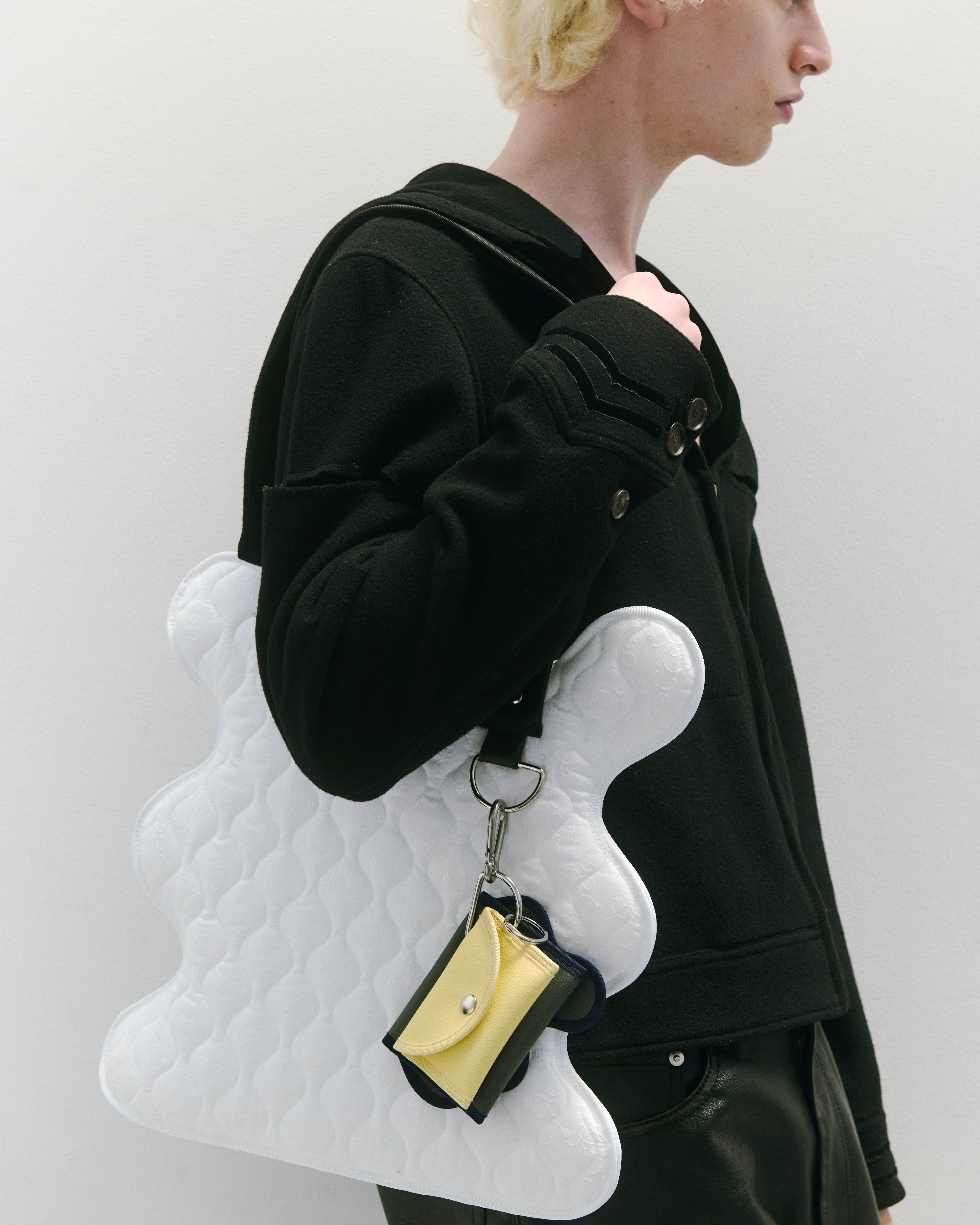nori enomoto　wave purse　2つのポケットとカラビナ付きの多機能パスケース。ギフトに最適なコンパクトなデザイン。ユニセックスでミニ財布としても活躍。
