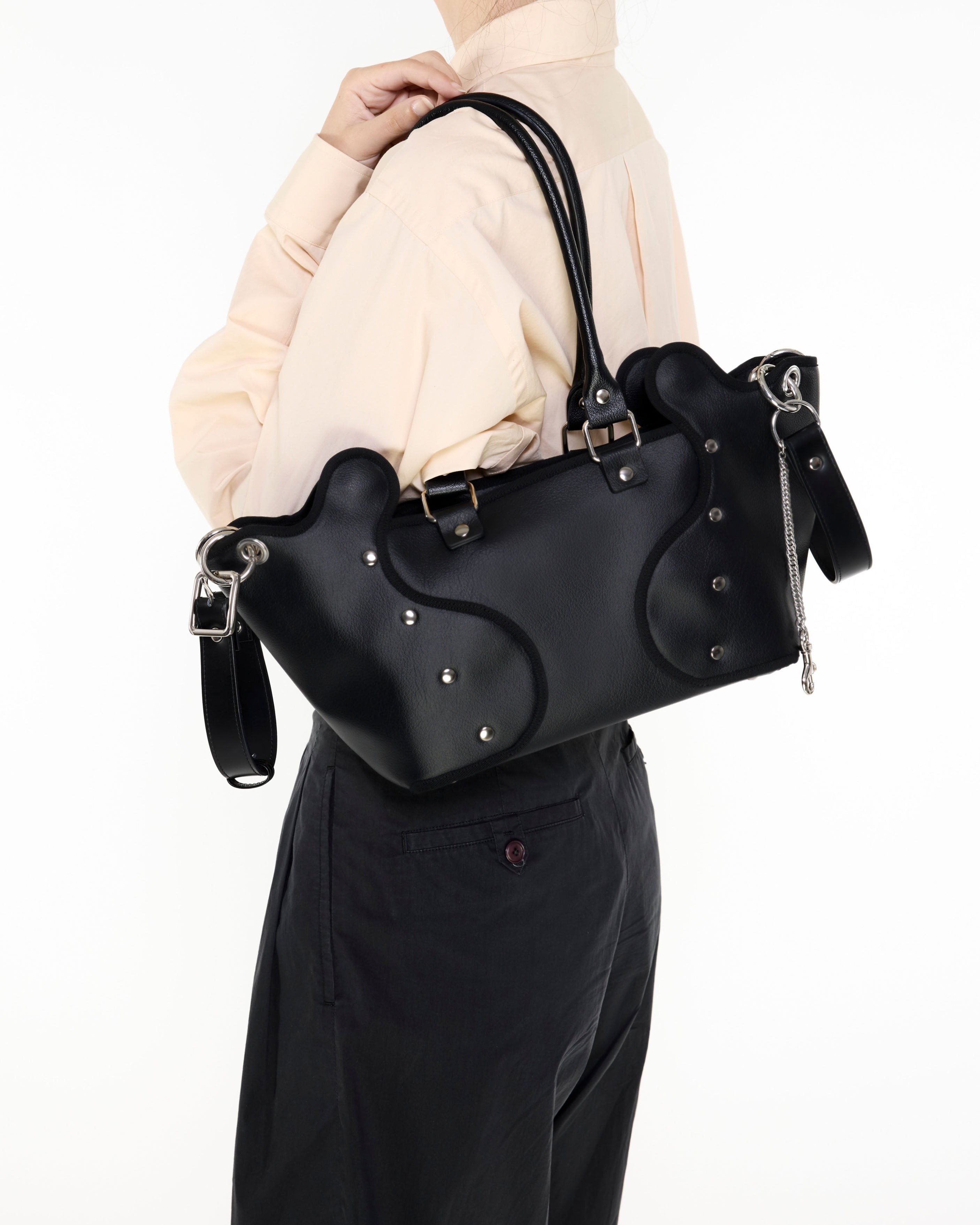 nori enomoto　dimanche nuit　形が変わる2WAYショルダーバッグ。350mlペットボトル対応。取り外し可能なサイドハンドル。マグネット開閉。内側にポケット2つ。