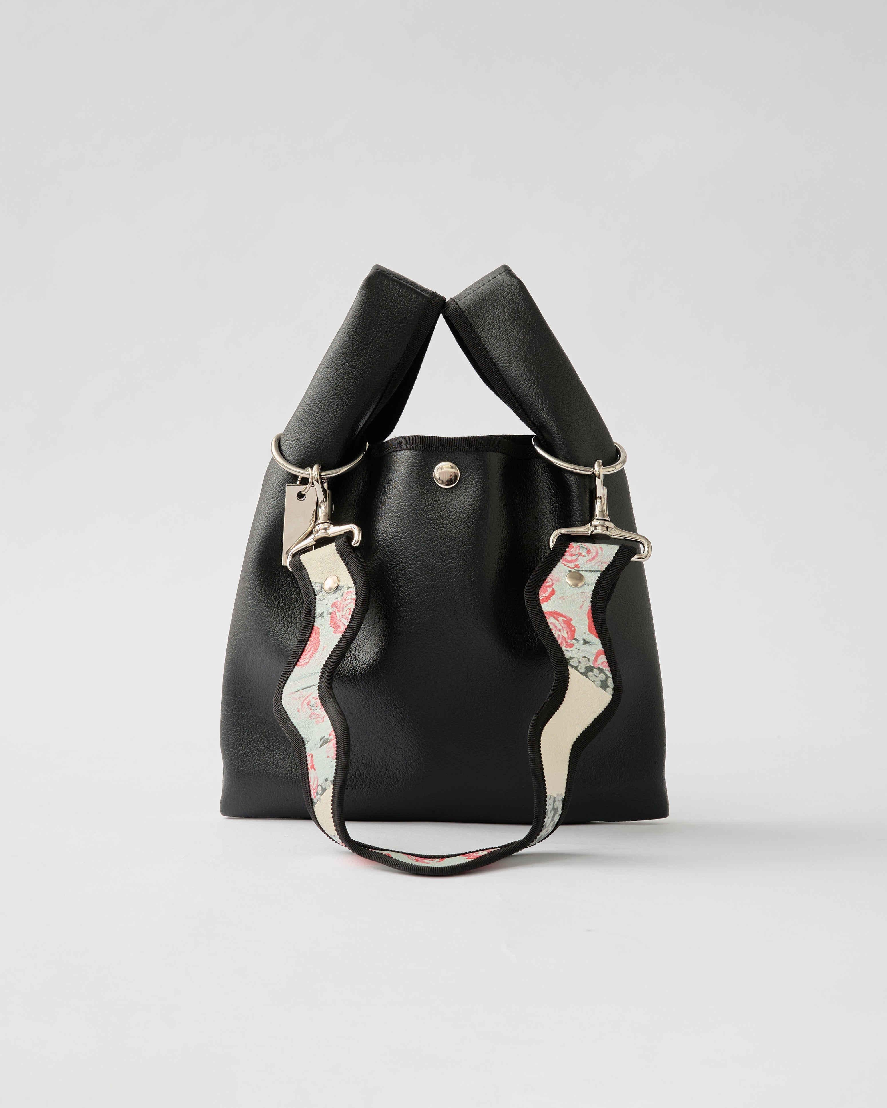 nori enomoto　jeudi soir petit　軽量コンパクトなショルダーバッグ。クロスボディ対応のチェーン付きで旅行やお出かけに最適。内ポケット付き。チャームが付けられるDカンあり。ショルダーベルトは取り外し可能。