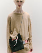 nori enomoto　jeudi soir petit　軽量コンパクトなショルダーバッグ。クロスボディ対応のチェーン付きで旅行やお出かけに最適。内ポケット付き。チャームが付けられるDカンあり。ショルダーベルトは取り外し可能。