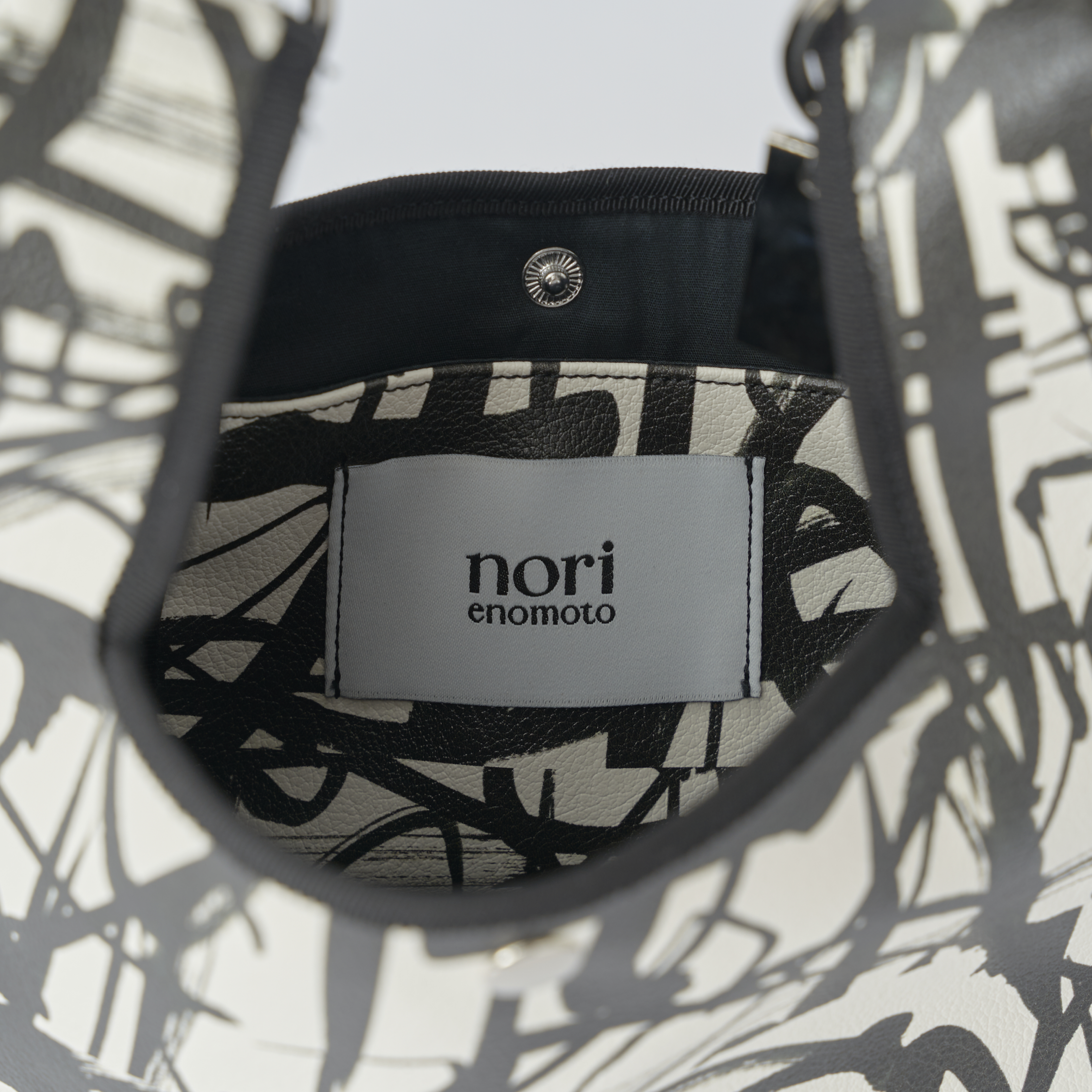 nori enomoto　jeudi soir petit　軽量コンパクトなショルダーバッグ。クロスボディ対応のチェーン付きで旅行やお出かけに最適。内ポケット付き。チャームが付けられるDカンあり。ショルダーベルトは取り外し可能。