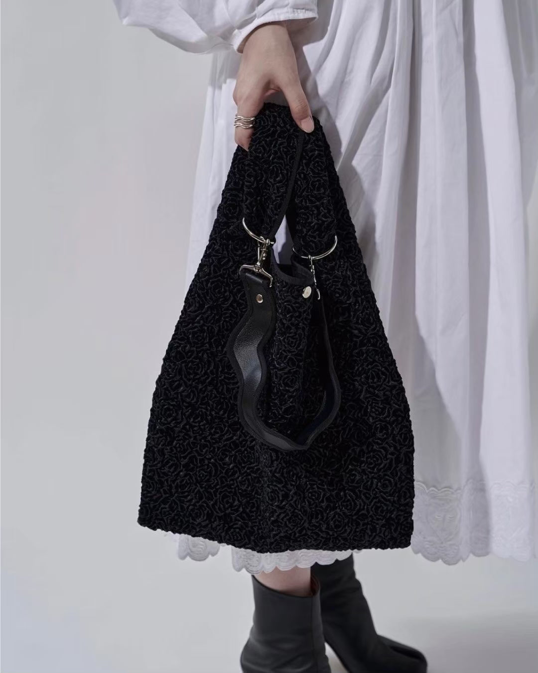 nori enomoto　jeudi soir　A4サイズ対応の2WAYショルダーバッグ。軽量かつ大容量で、通勤・通学やデイリーユースに最適。取り外し可能なショルダーベルトと、チャームが付けられるDカン付き。内ポケットあり。