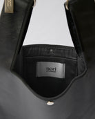 nori enomoto　jeudi soir　A4サイズ対応の2WAYショルダーバッグ。軽量かつ大容量で、通勤・通学やデイリーユースに最適。取り外し可能なショルダーベルトと、チャームが付けられるDカン付き。内ポケットあり。